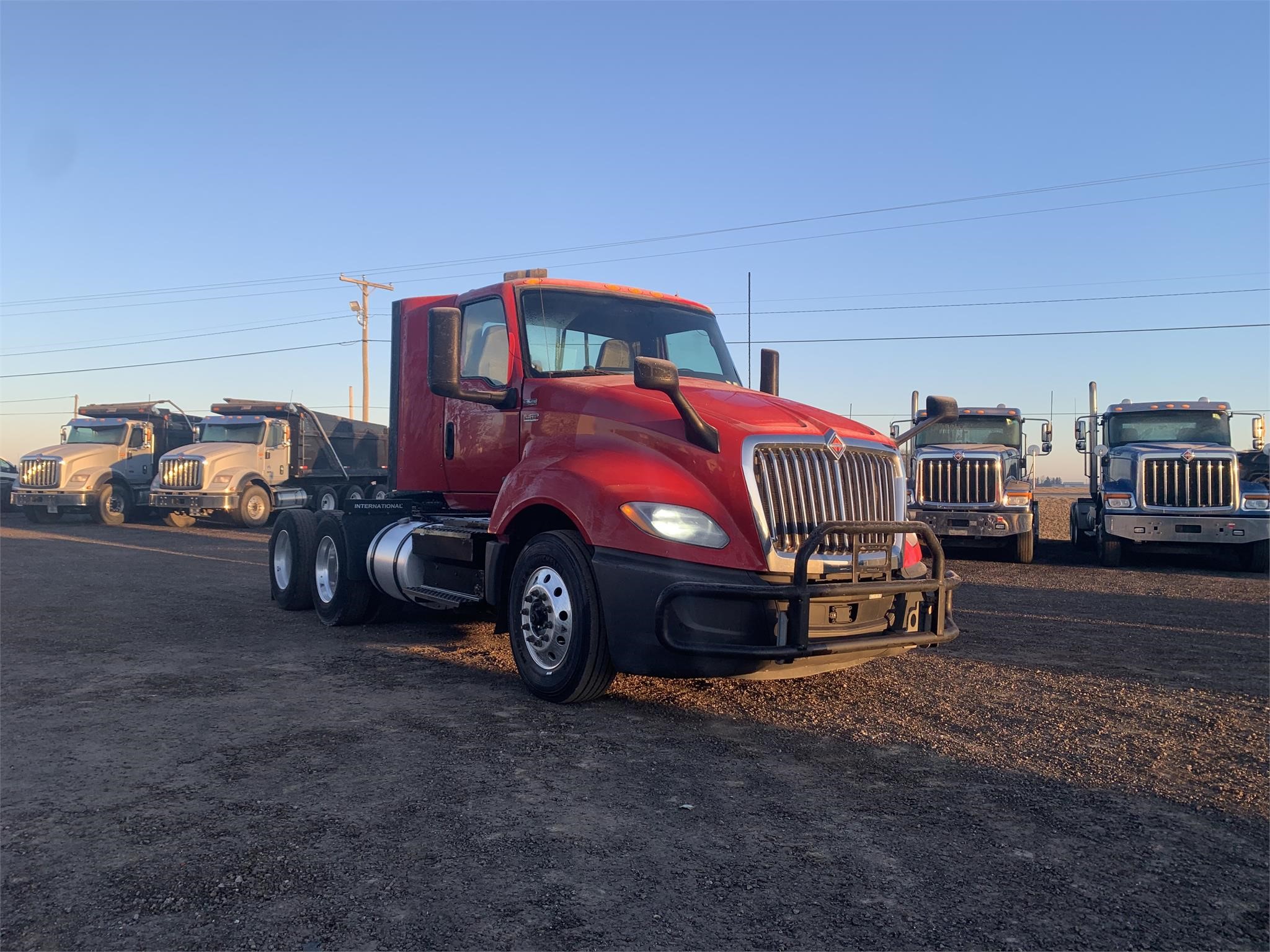 2019 INTERNATIONAL LT - image 2 of 6