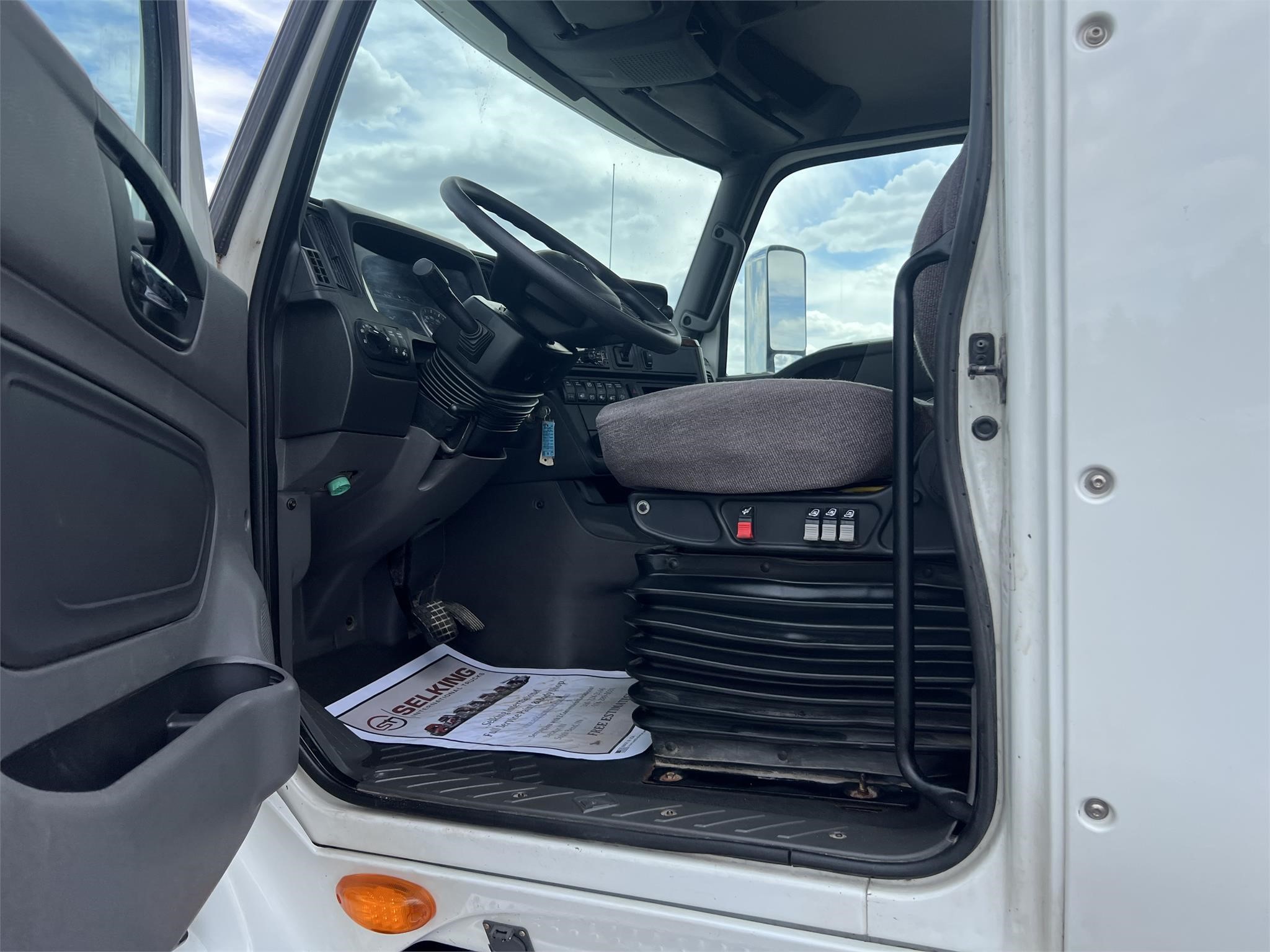 2019 INTERNATIONAL LT - image 5 of 6