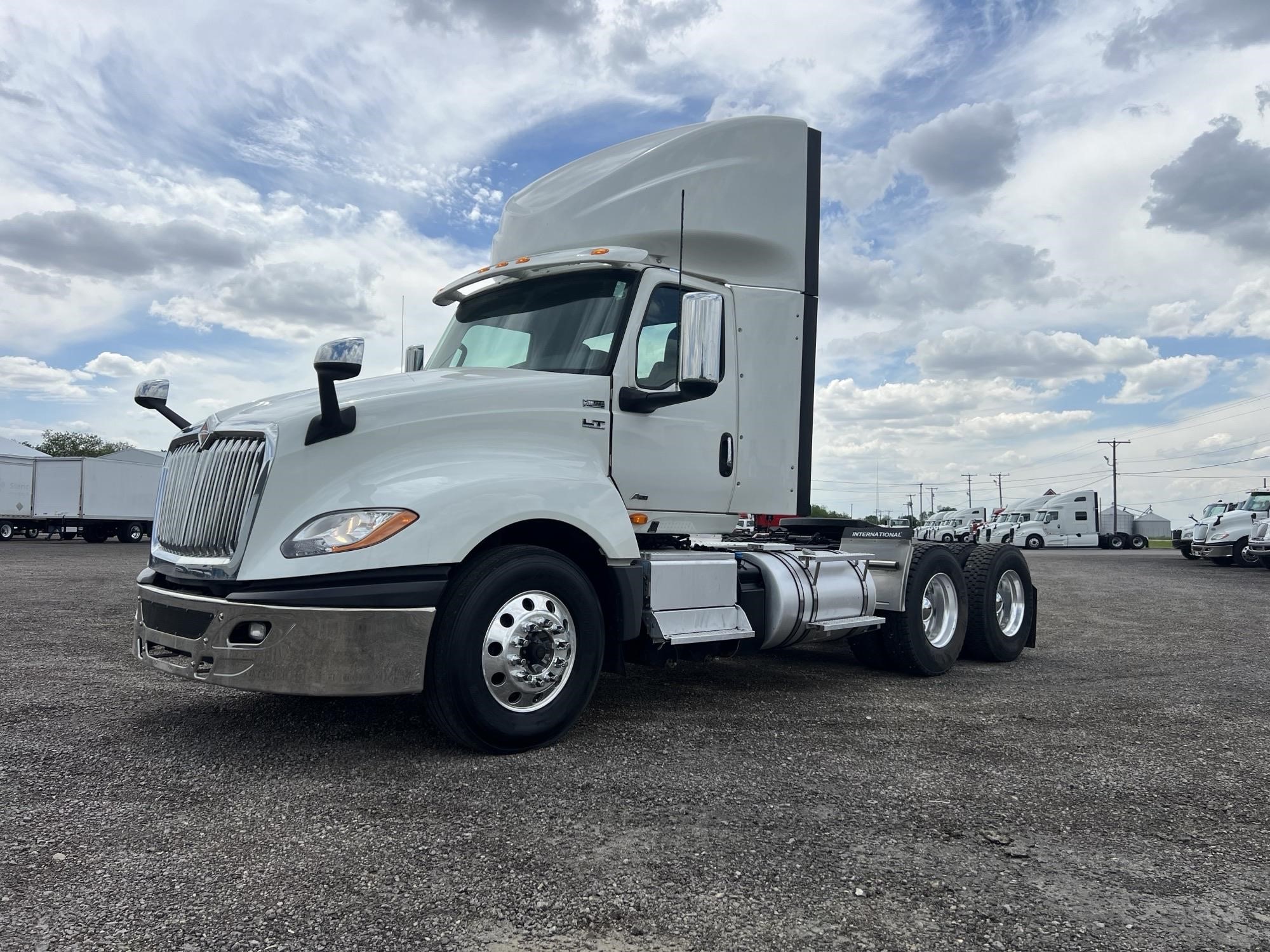 2019 INTERNATIONAL LT - image 1 of 6