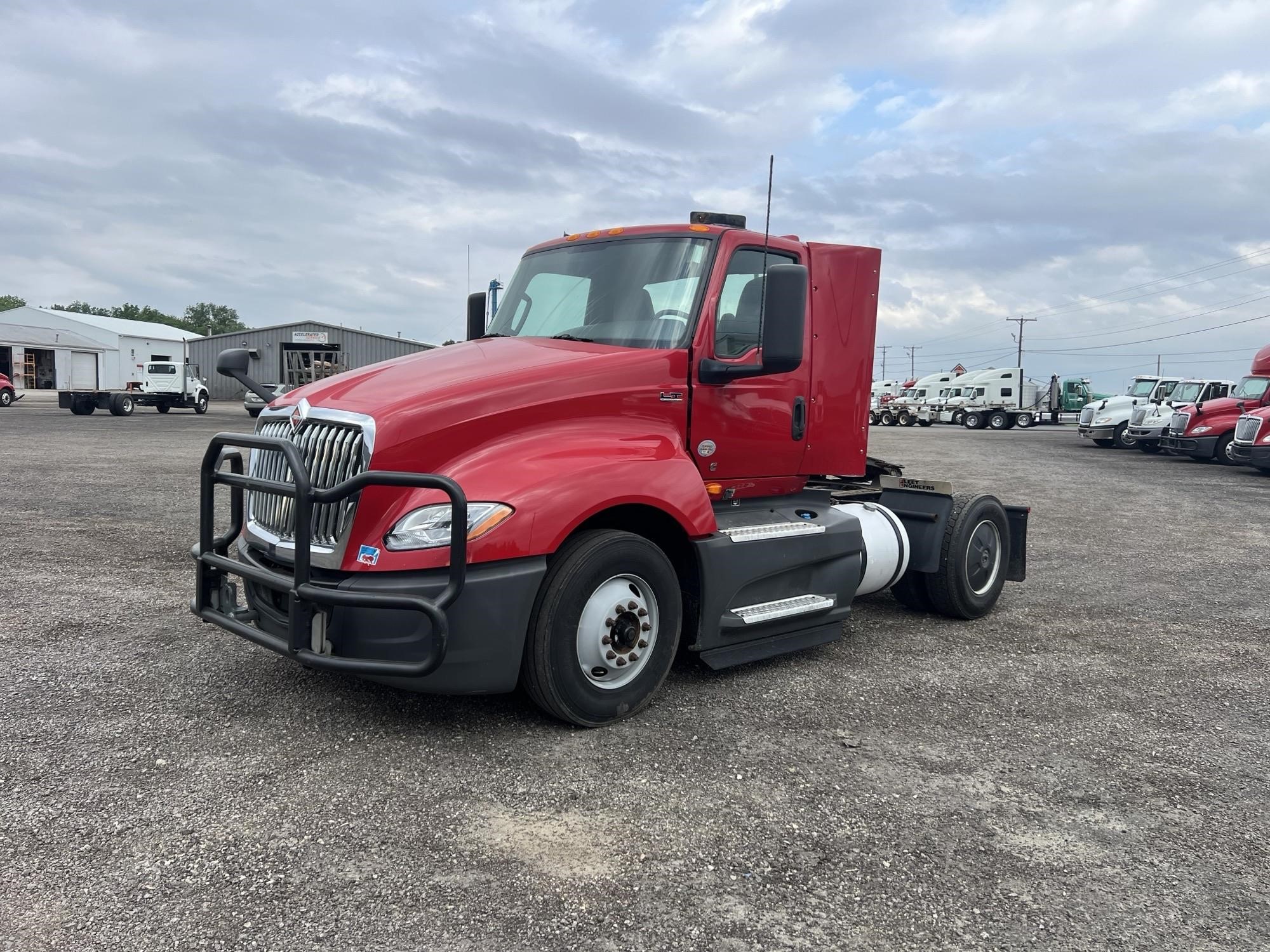 2019 INTERNATIONAL LT - image 2 of 6