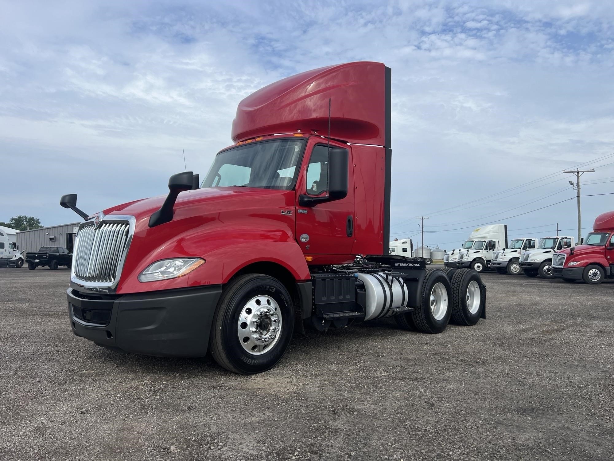 2019 INTERNATIONAL LT - image 2 of 6