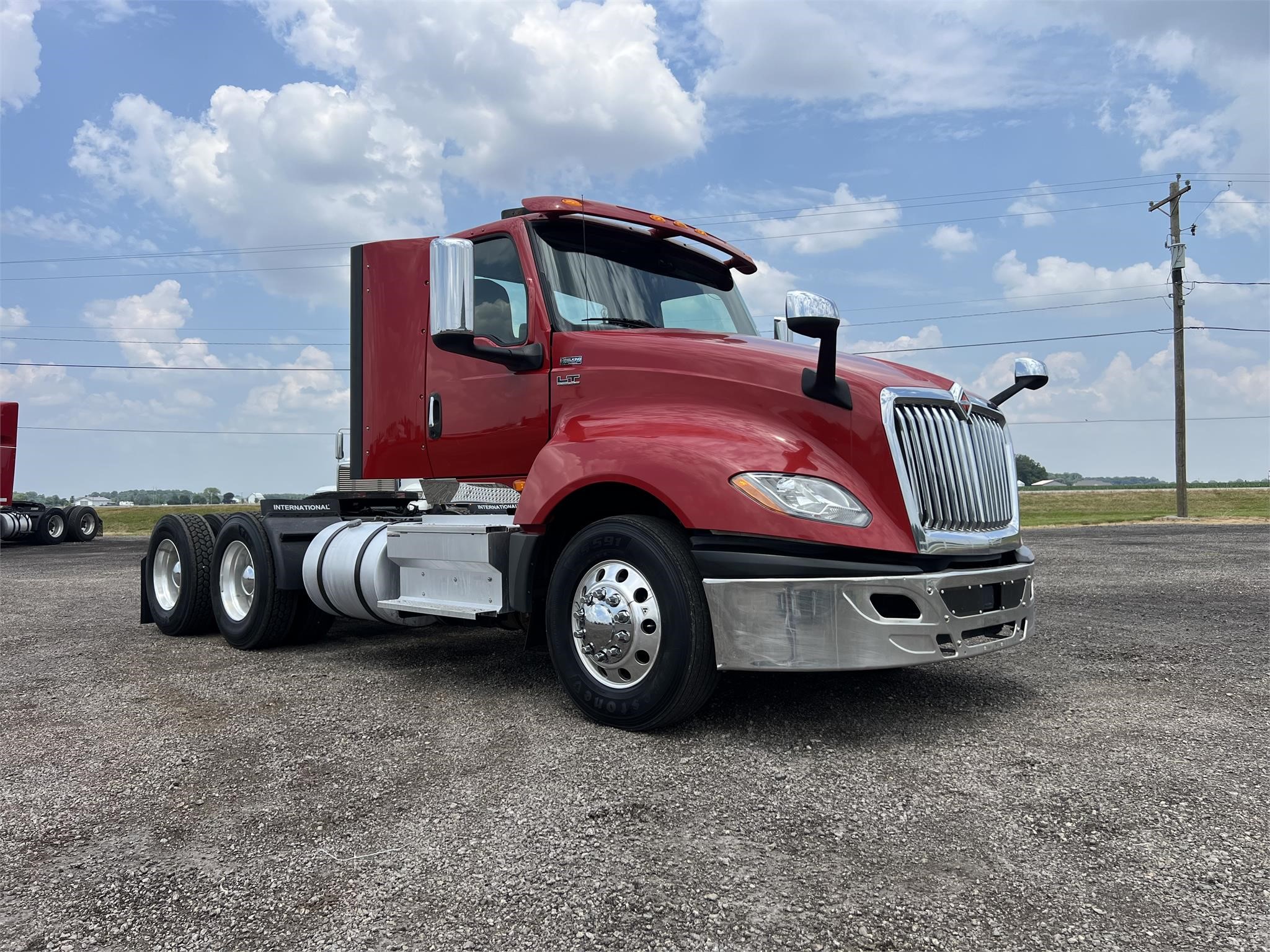 2019 INTERNATIONAL LT - image 2 of 6