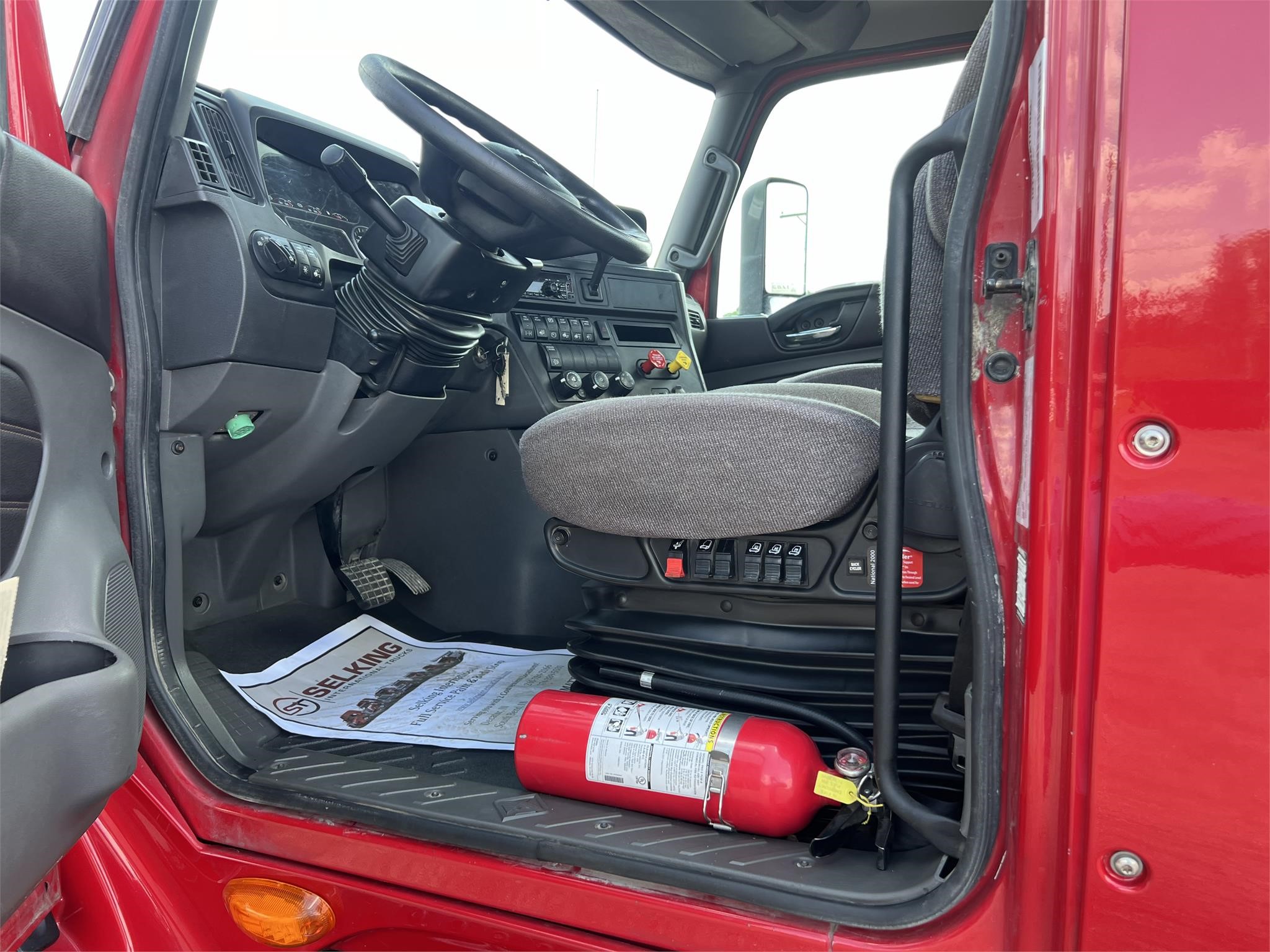 2019 INTERNATIONAL LT - image 5 of 6