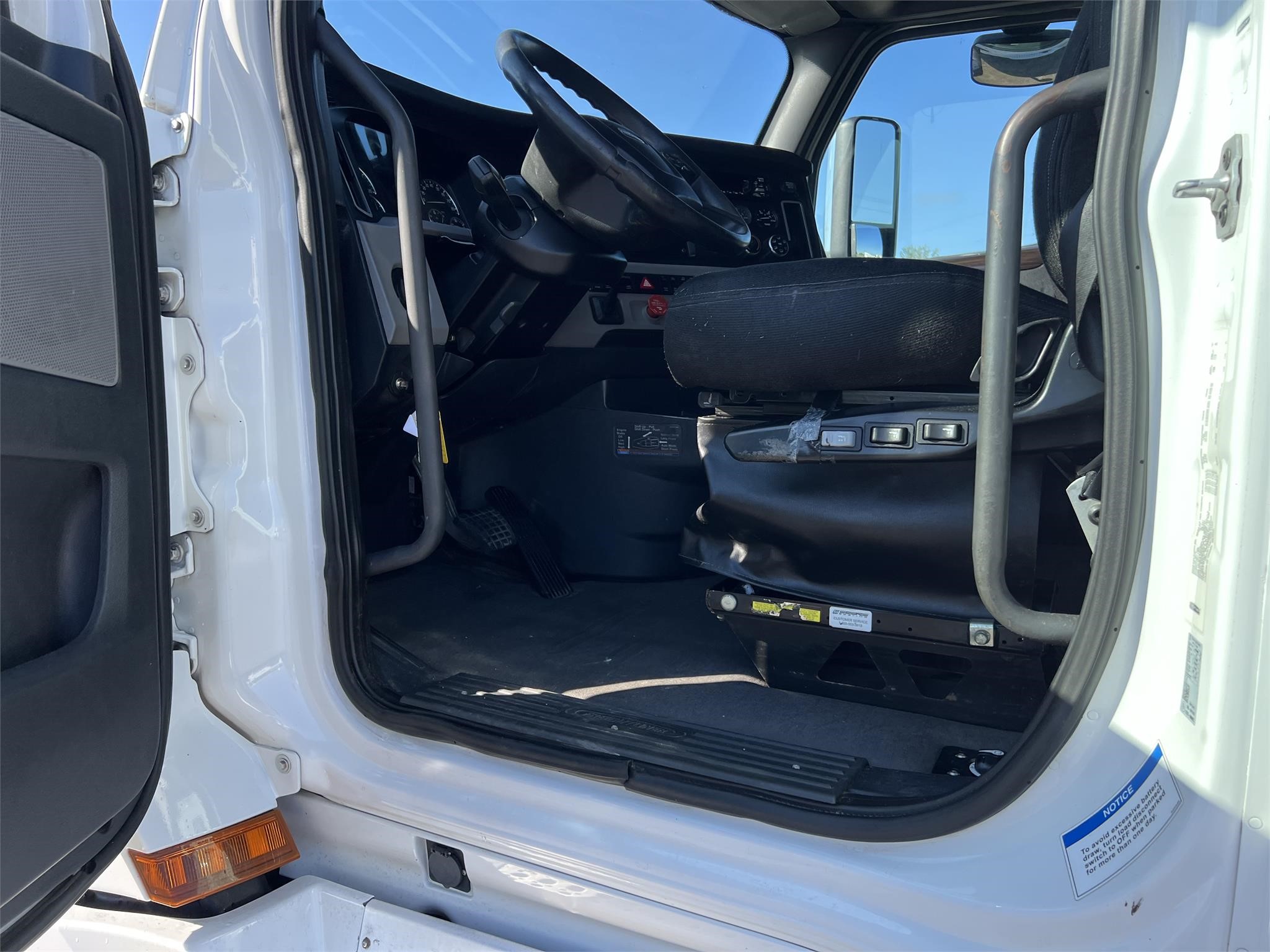 2018 FREIGHTLINER CASCADIA 126 - image 5 of 6