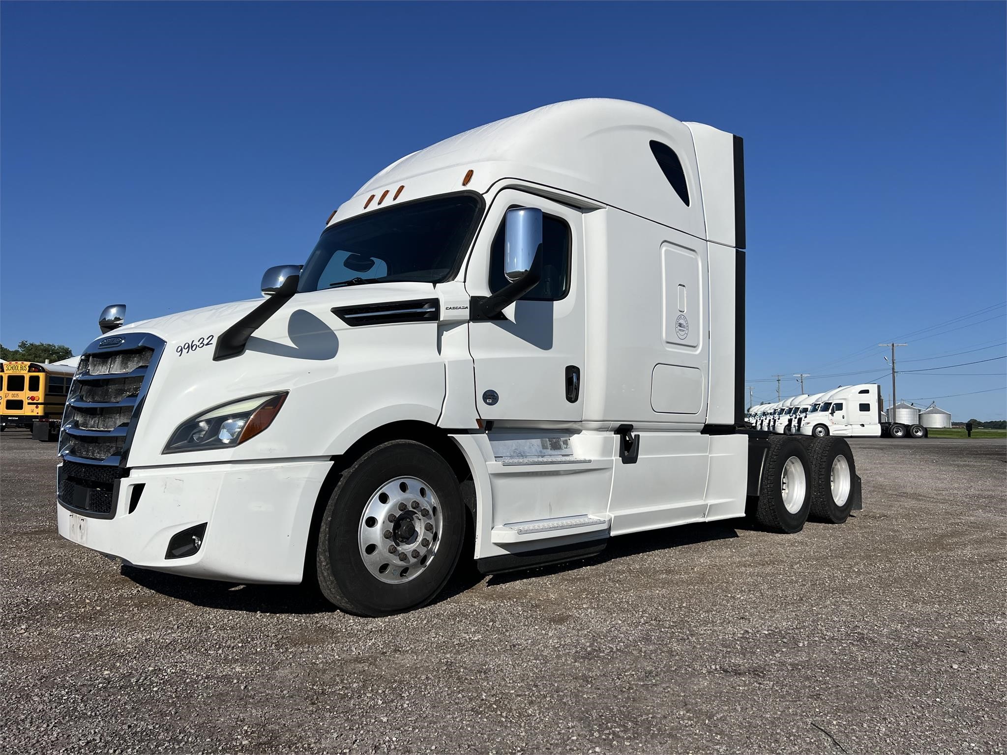 2018 FREIGHTLINER CASCADIA 126 - image 1 of 6