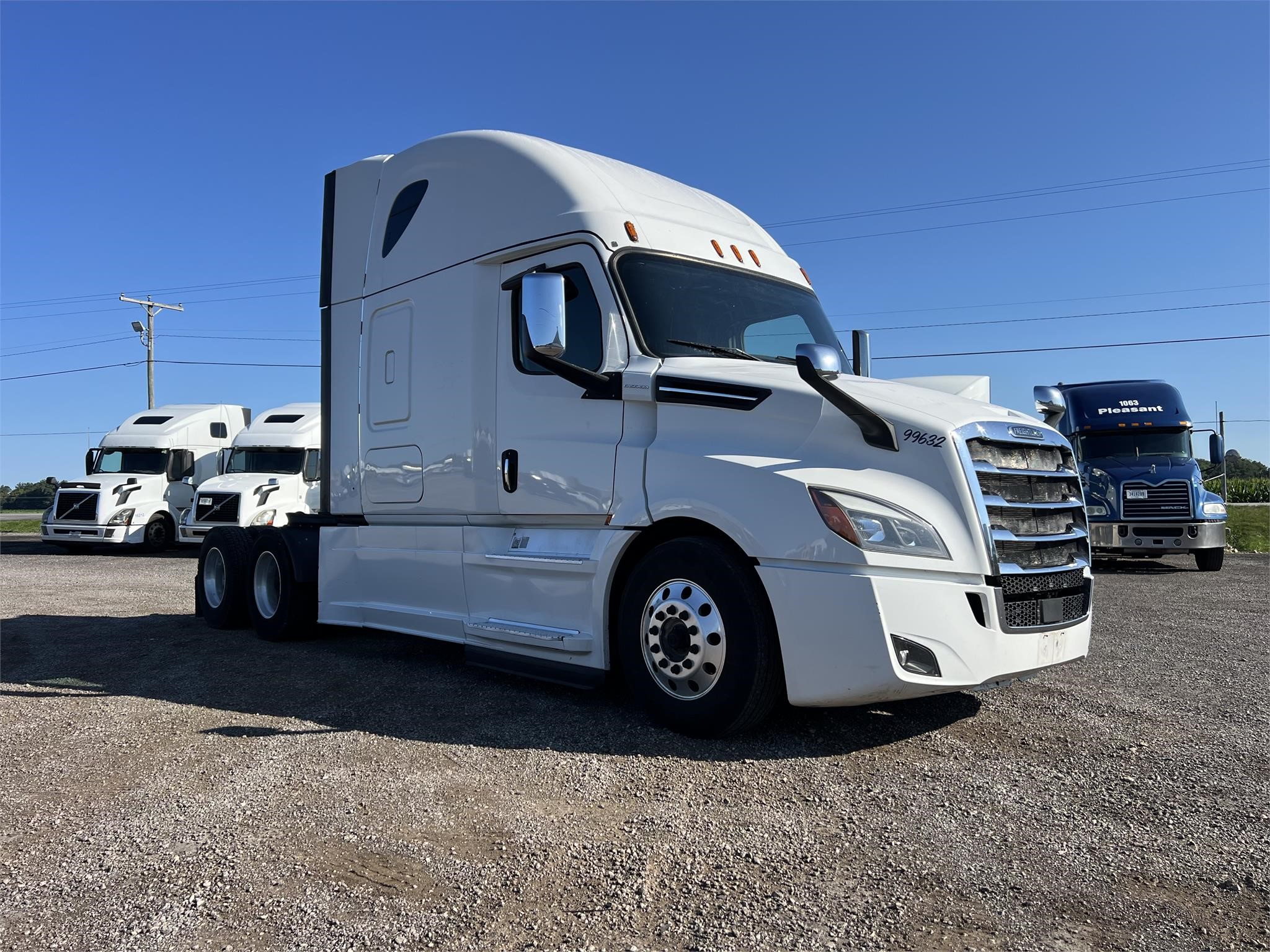 2018 FREIGHTLINER CASCADIA 126 - image 2 of 6