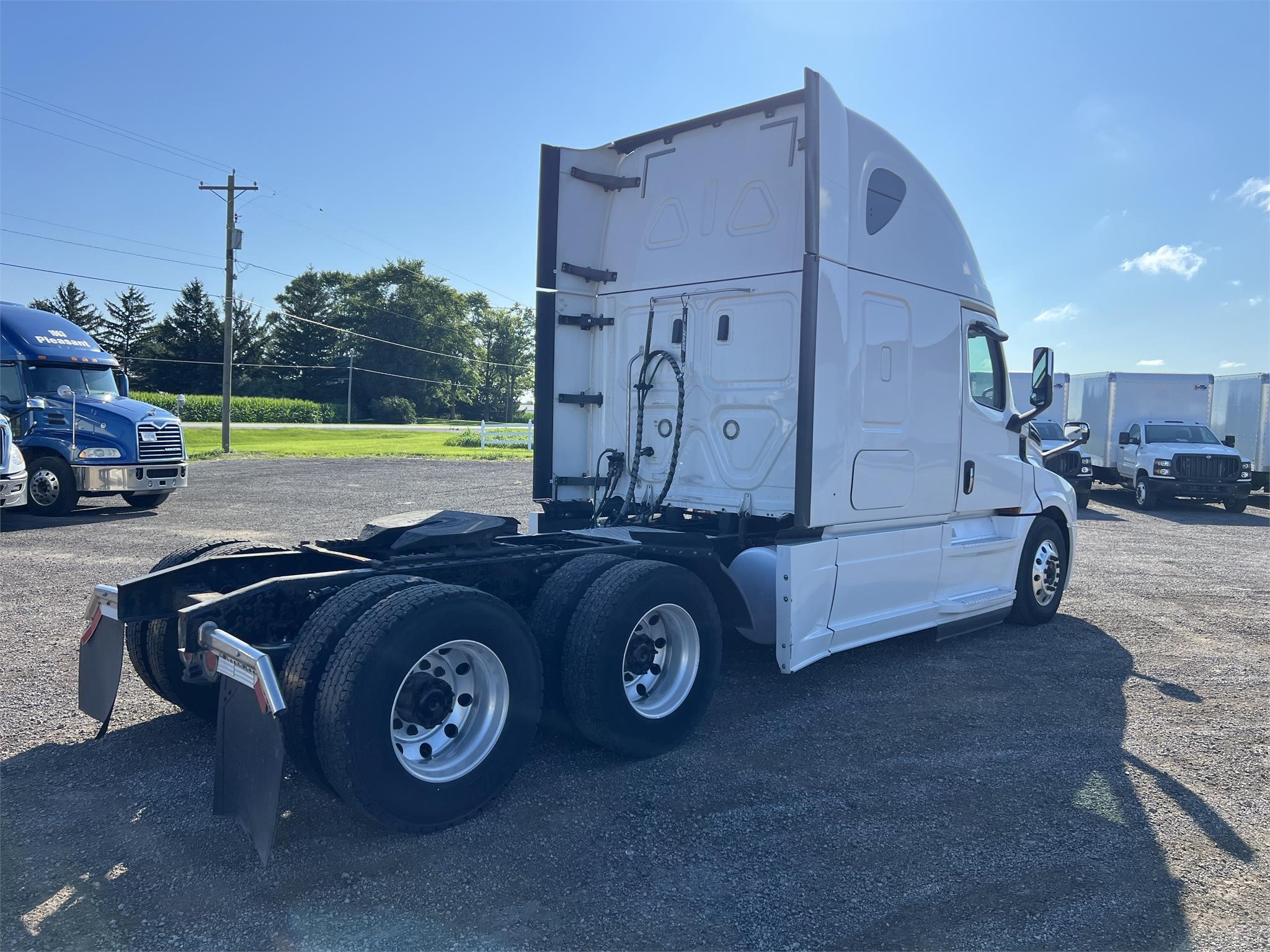 2018 FREIGHTLINER CASCADIA 126 - image 3 of 6