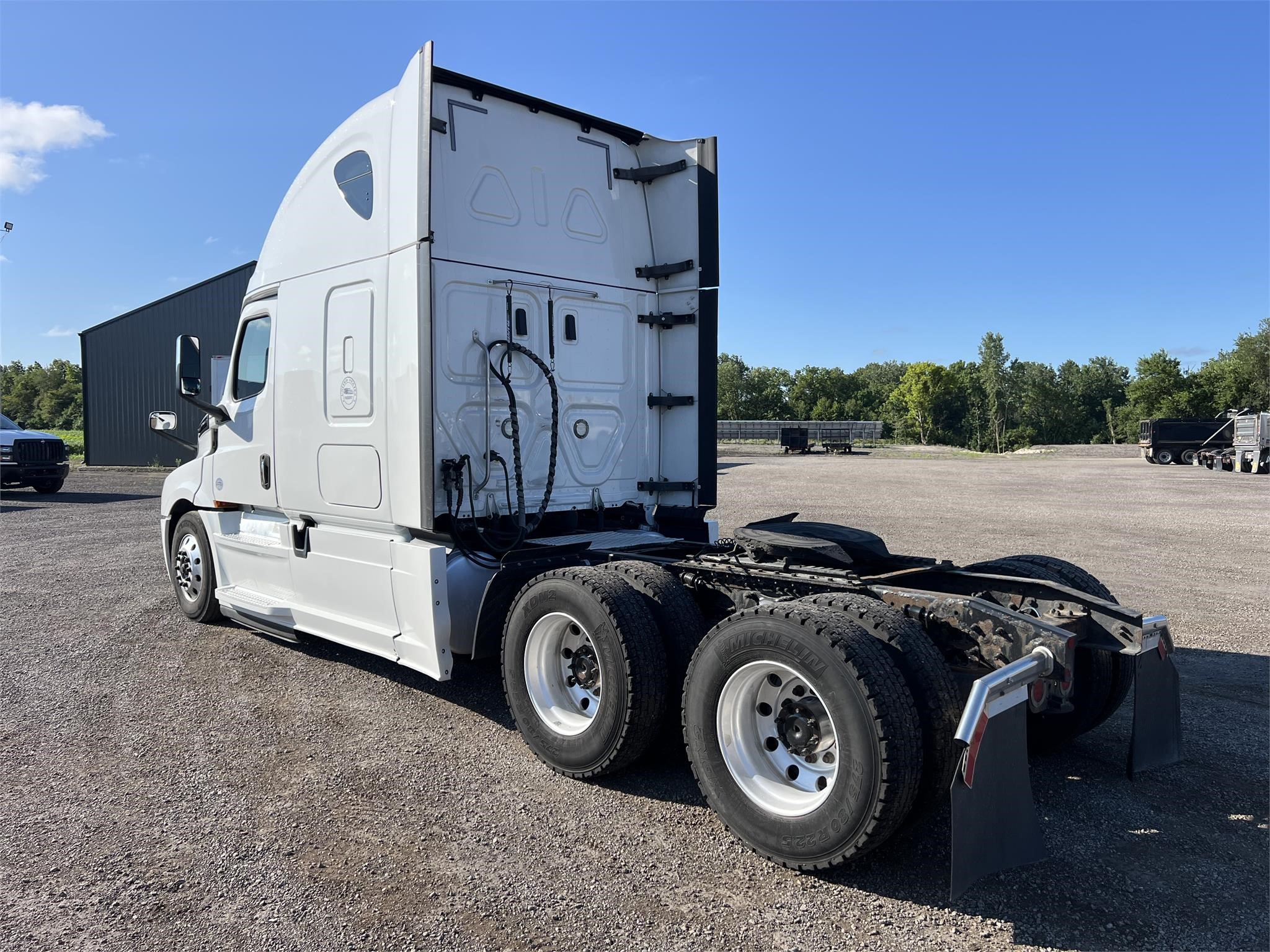 2018 FREIGHTLINER CASCADIA 126 - image 4 of 6