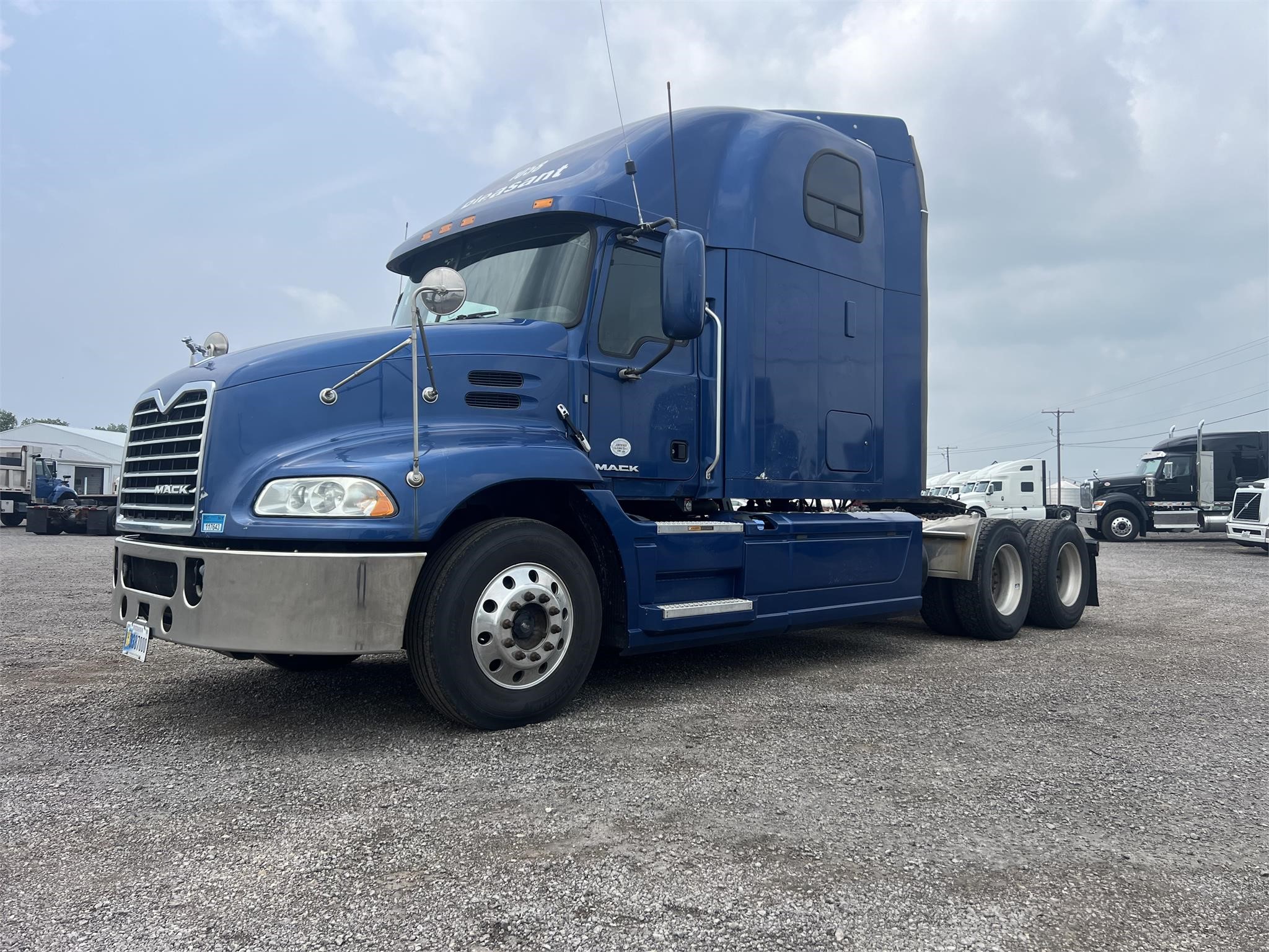 2016 MACK PINNACLE CXU613 - image 1 of 6