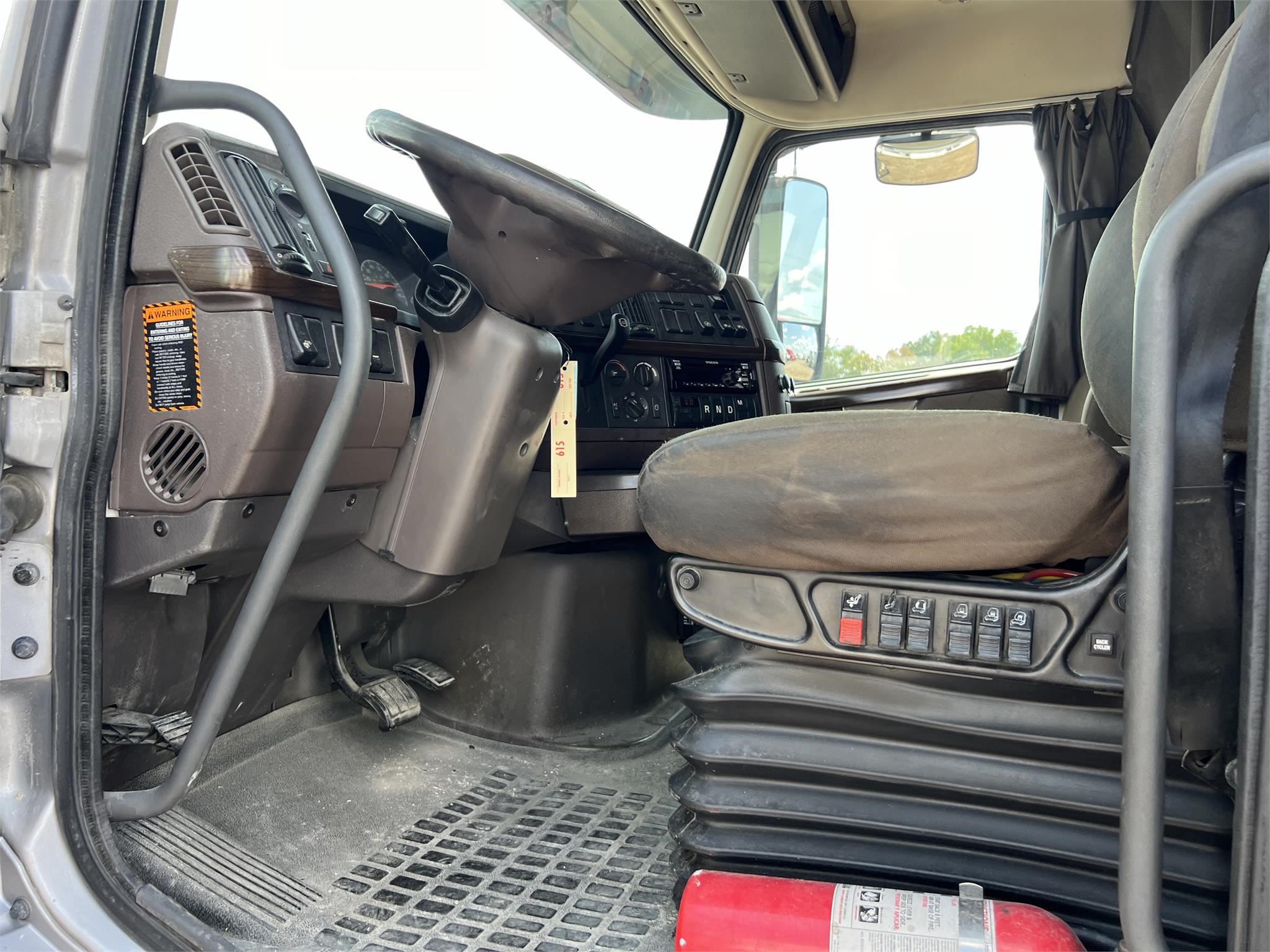 2016 VOLVO VNL64T630 - image 5 of 6