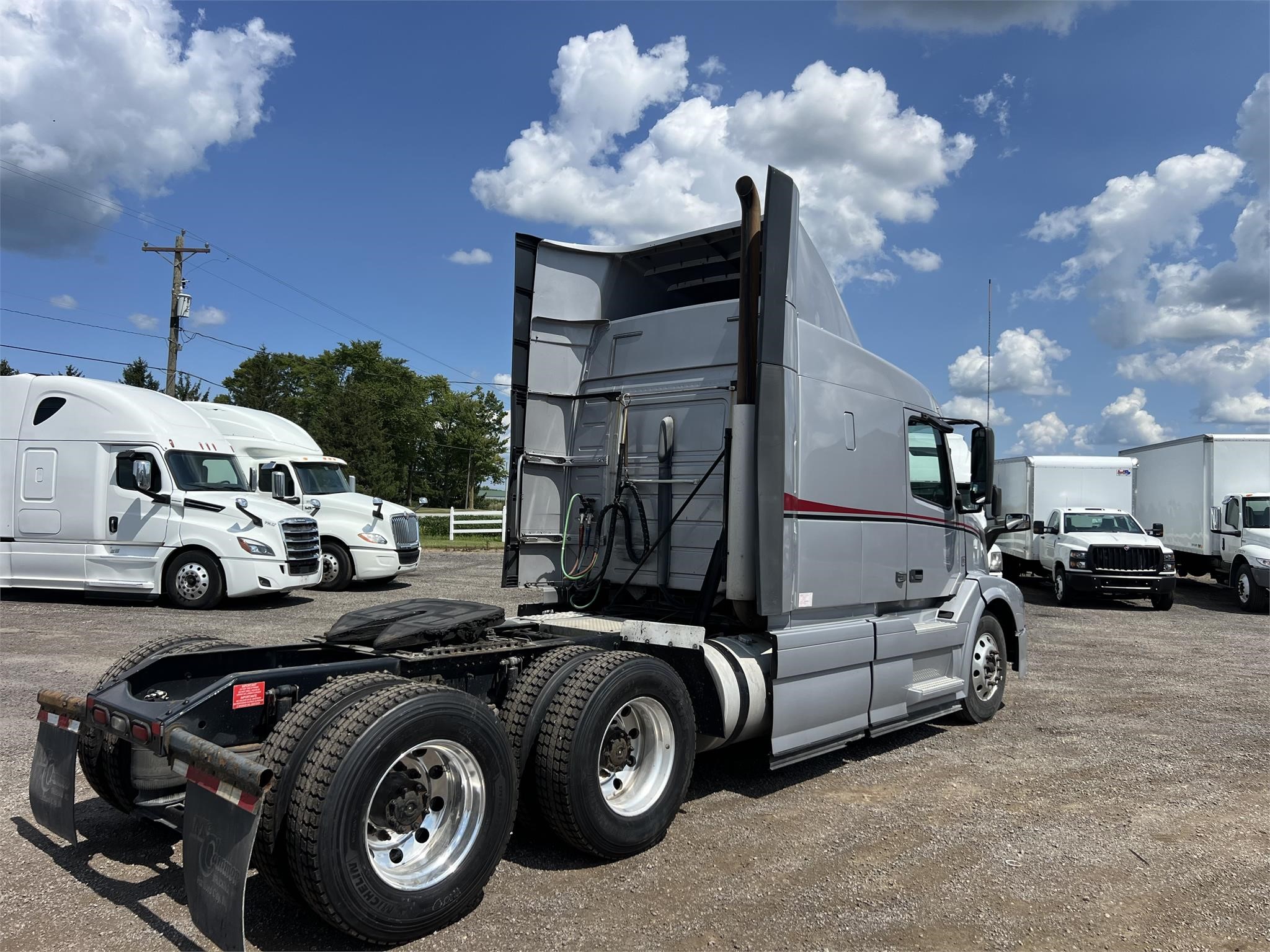 2016 VOLVO VNL64T630 - image 3 of 6