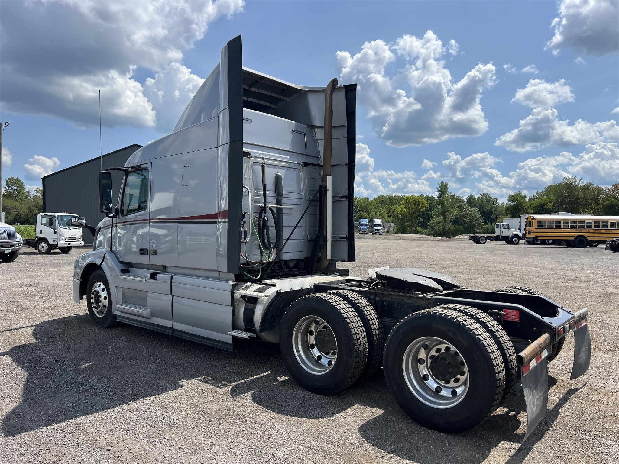 2016 VOLVO VNL64T630 - image 4 of 6