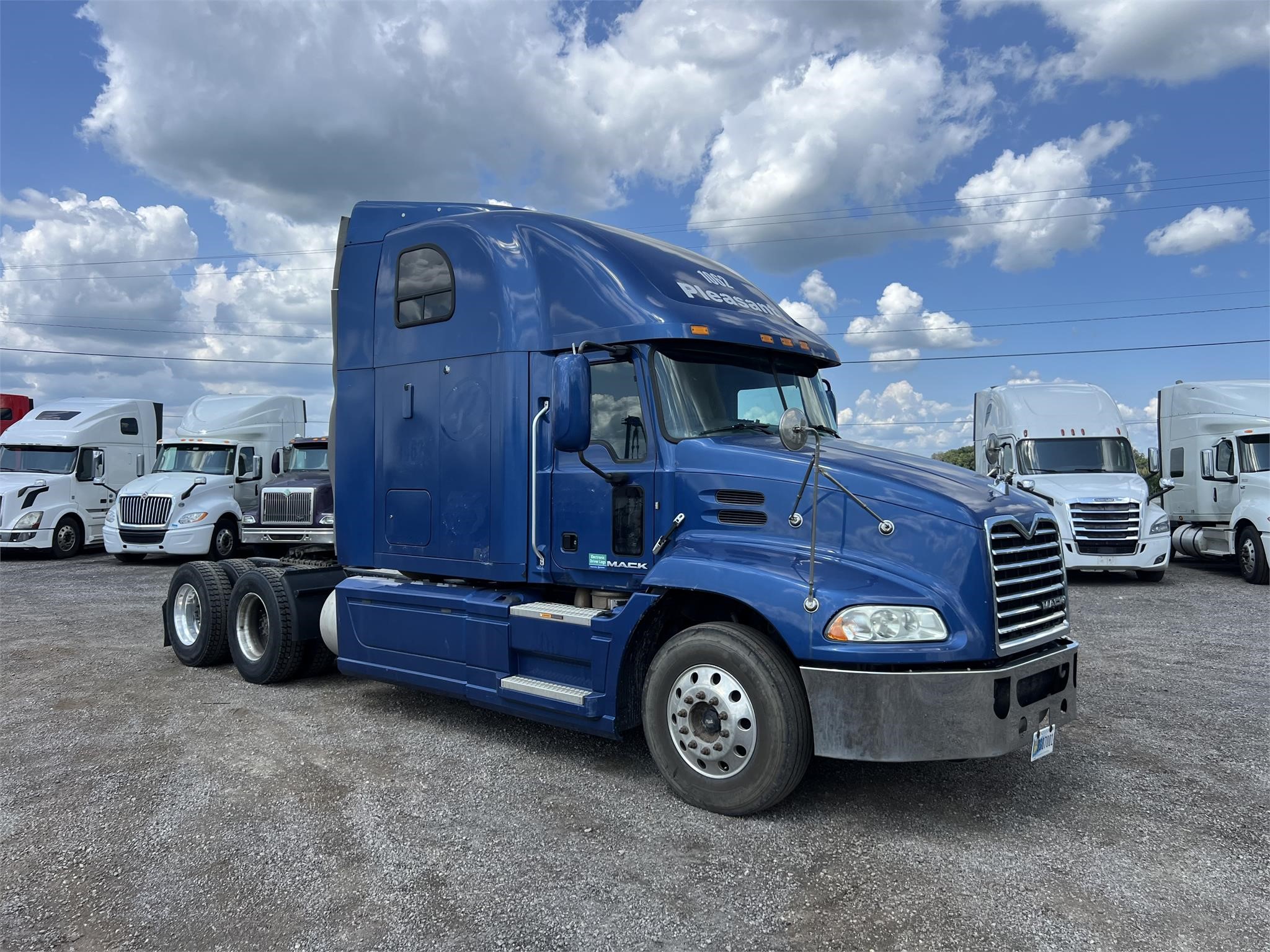 2016 MACK PINNACLE CXU613 - image 2 of 6