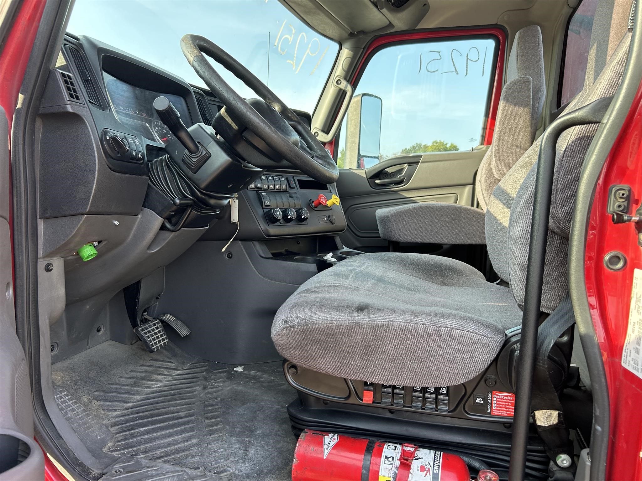 2019 INTERNATIONAL LT - image 4 of 6