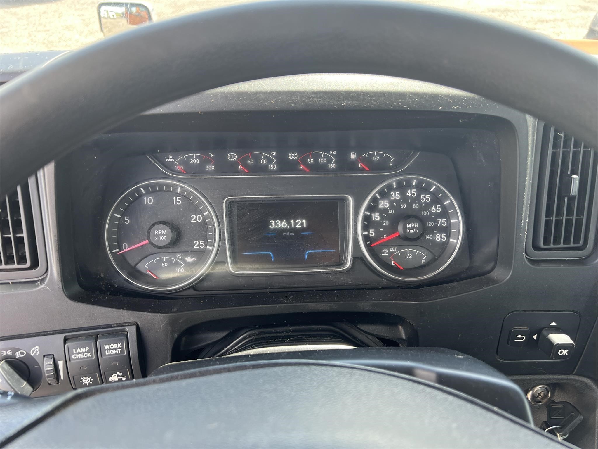 2019 INTERNATIONAL LT - image 4 of 6