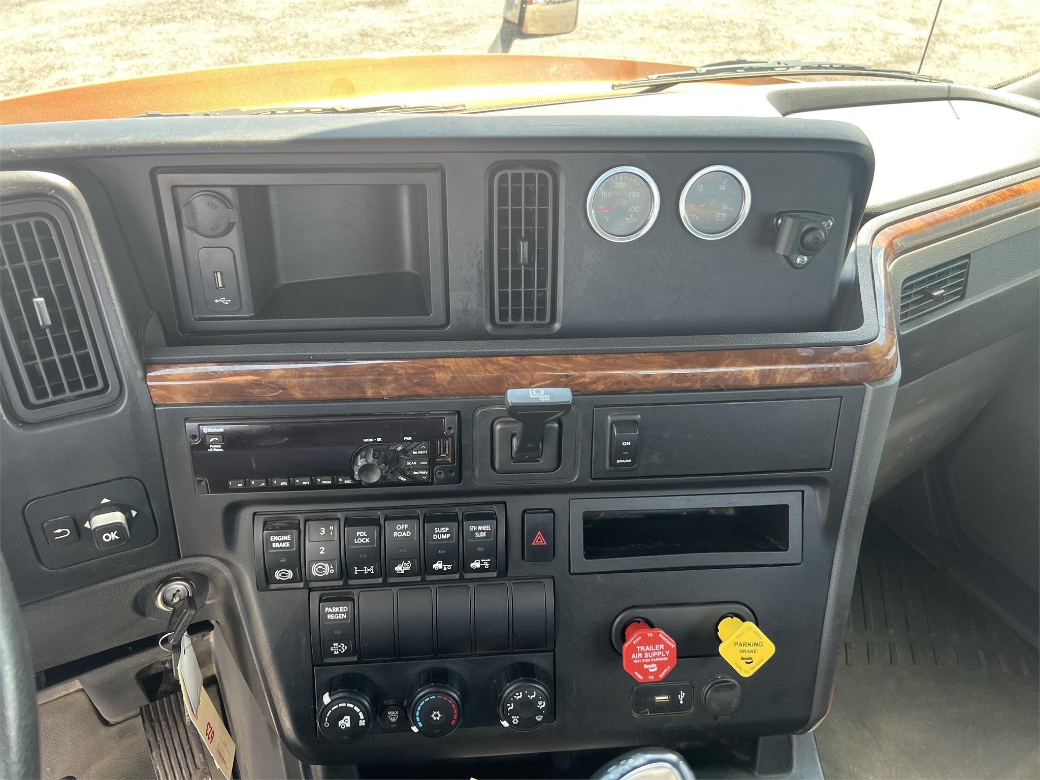 2019 INTERNATIONAL LT - image 5 of 6