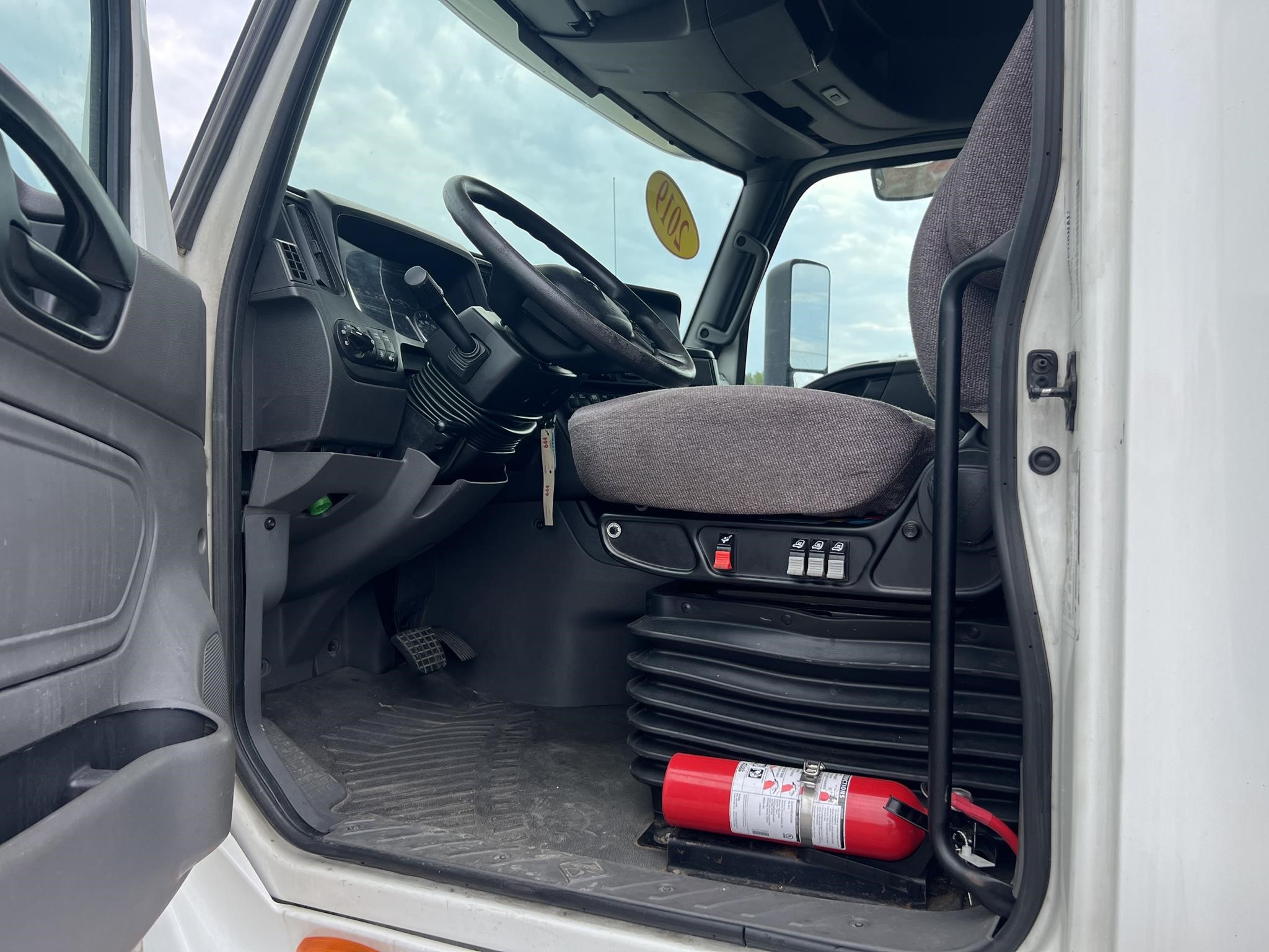 2019 INTERNATIONAL LT - image 4 of 6