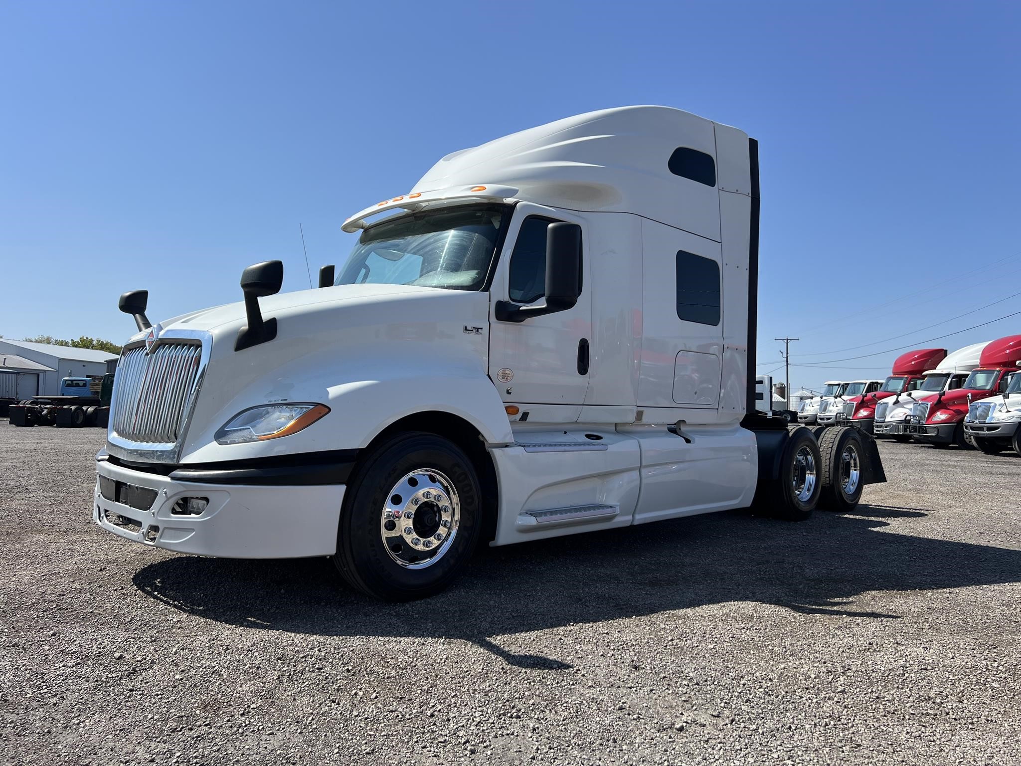 2019 INTERNATIONAL LT - image 2 of 6