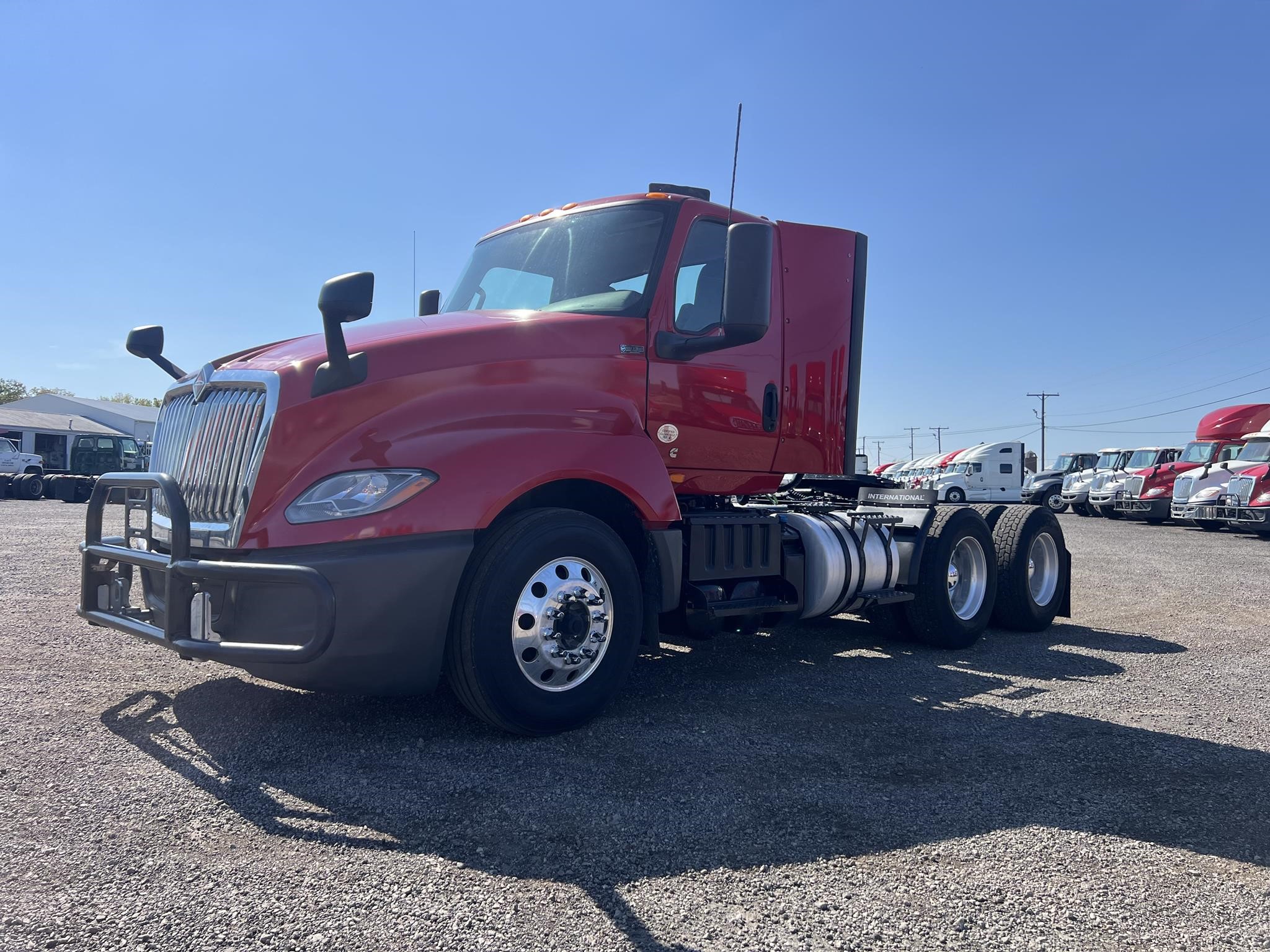 2019 INTERNATIONAL LT - image 2 of 6