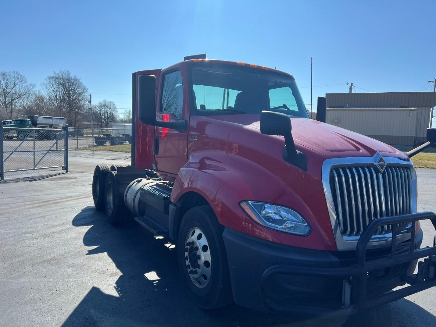 2019 INTERNATIONAL LT - image 2 of 6