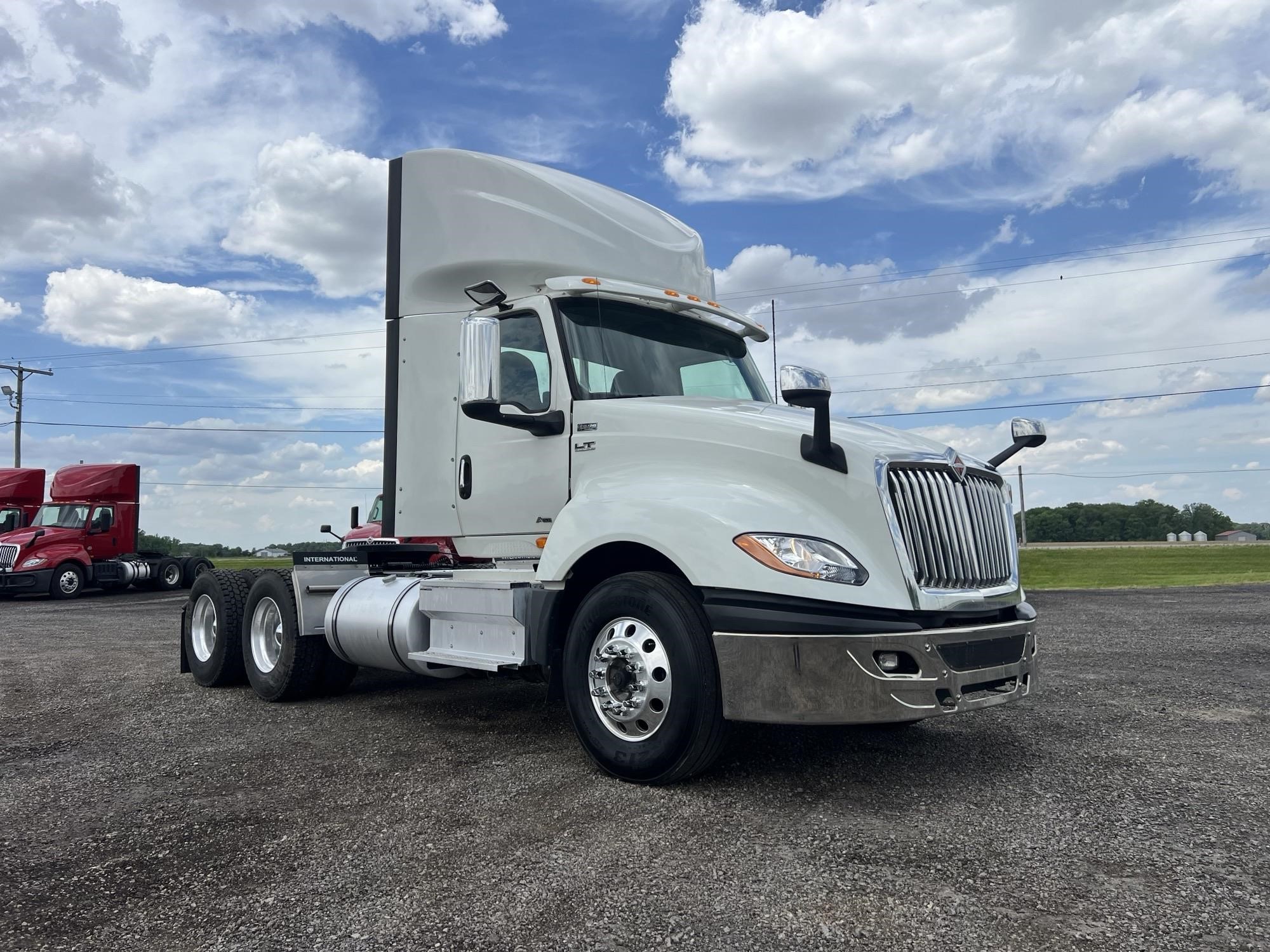 2019 INTERNATIONAL LT - image 2 of 6