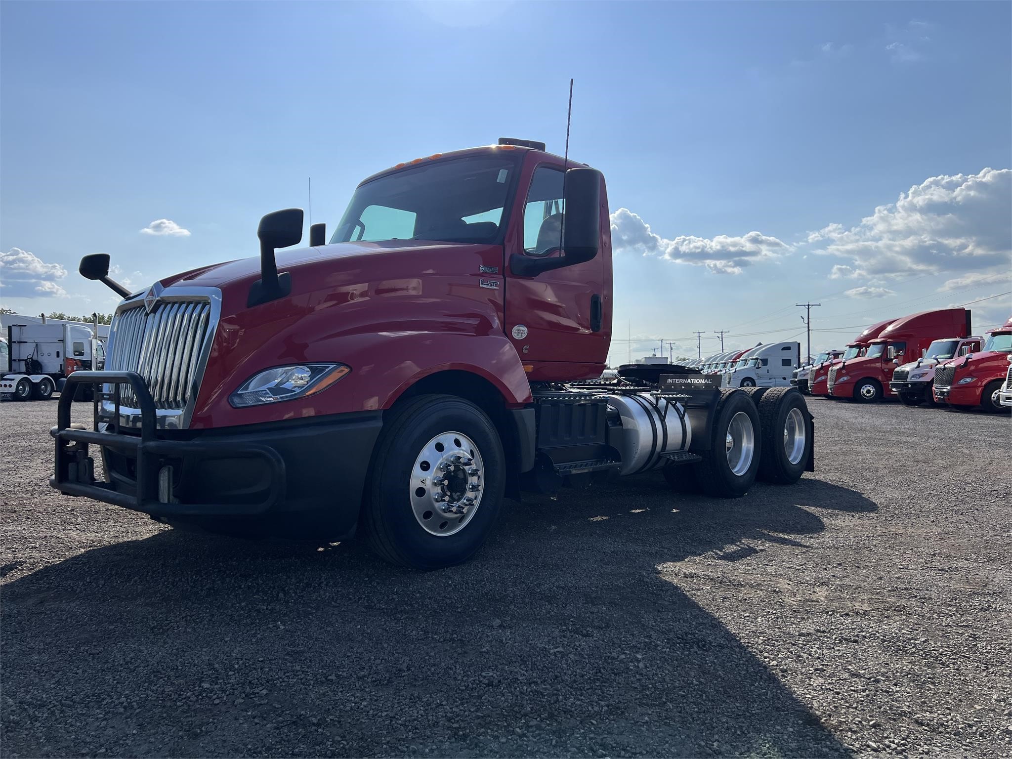 2019 INTERNATIONAL LT - image 2 of 6