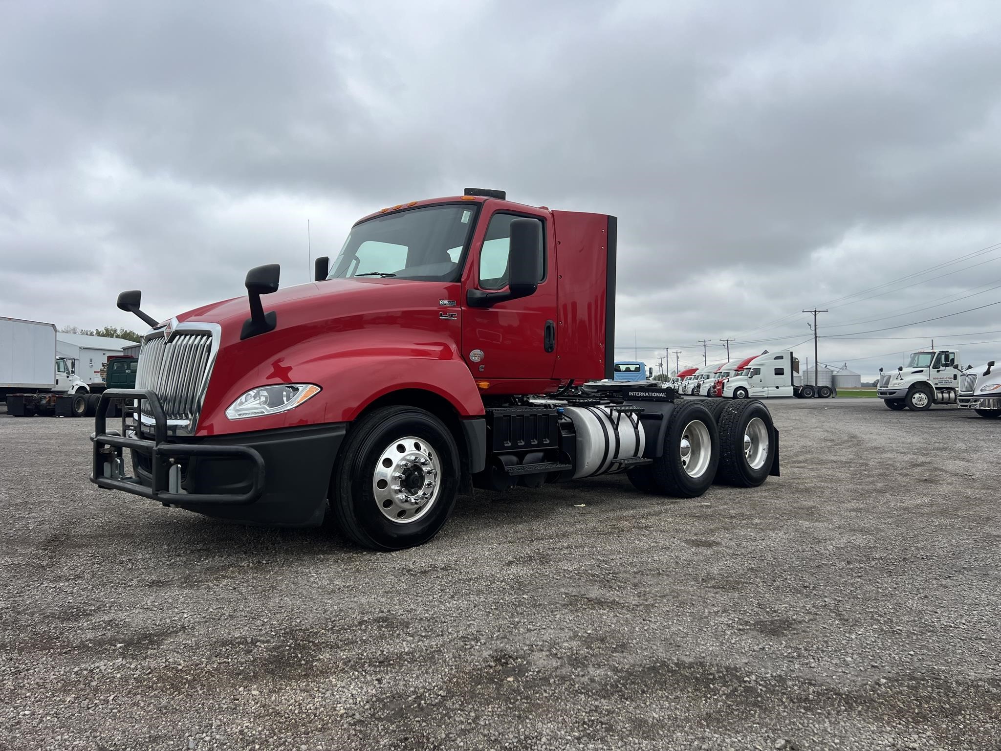 2019 INTERNATIONAL LT - image 2 of 6