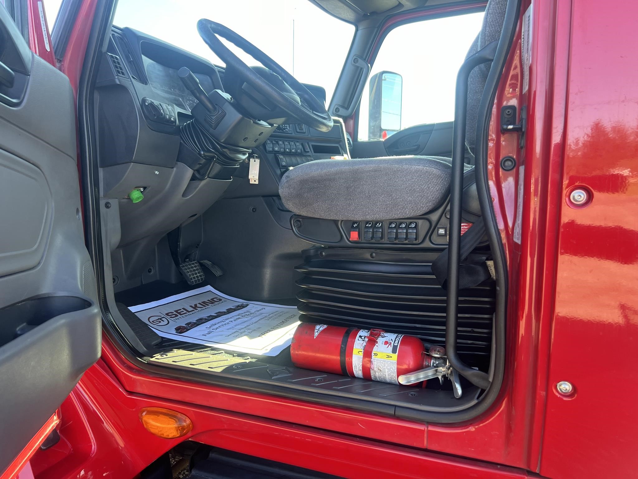 2019 INTERNATIONAL LT - image 6 of 6