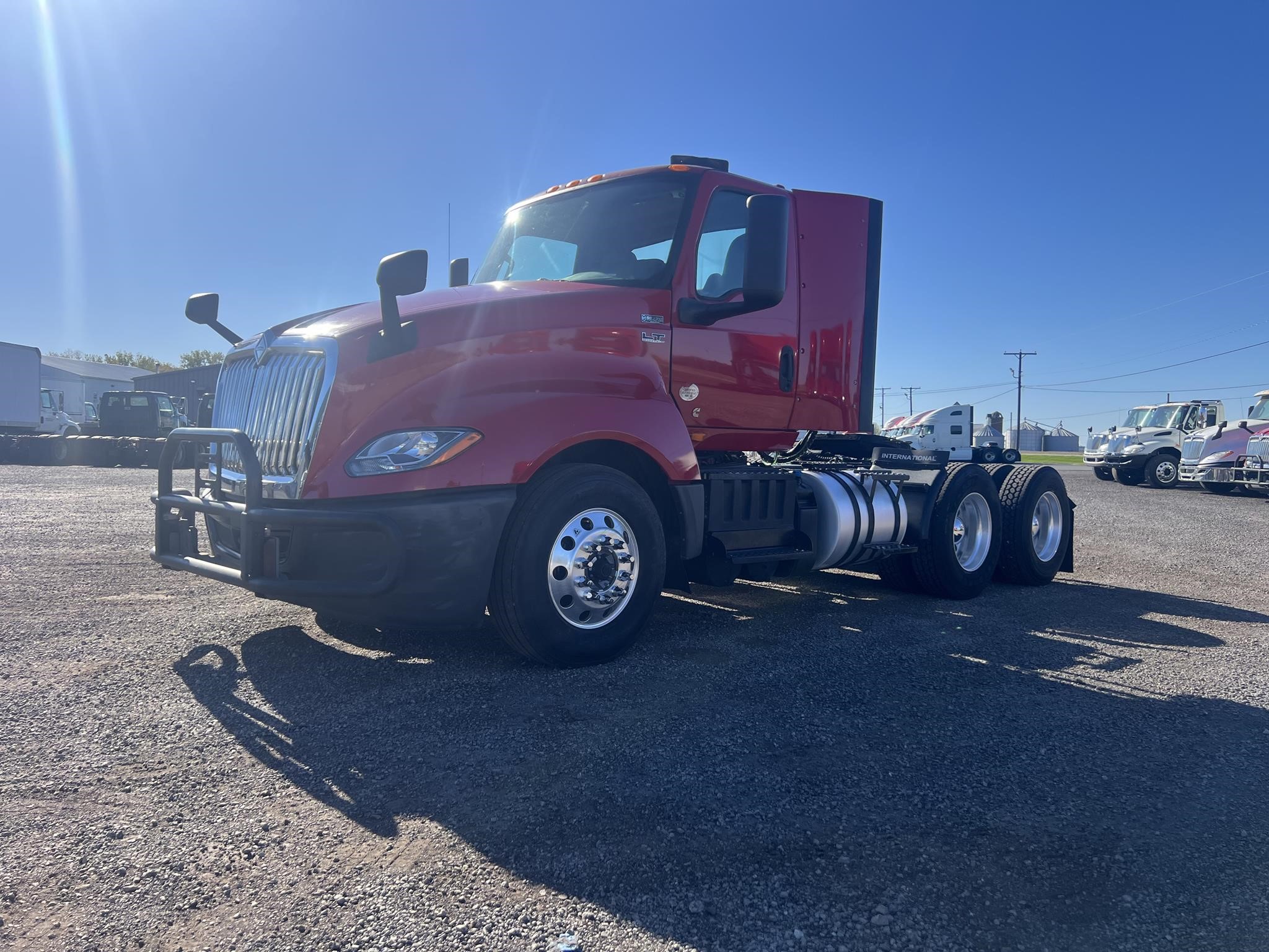 2019 INTERNATIONAL LT - image 2 of 6