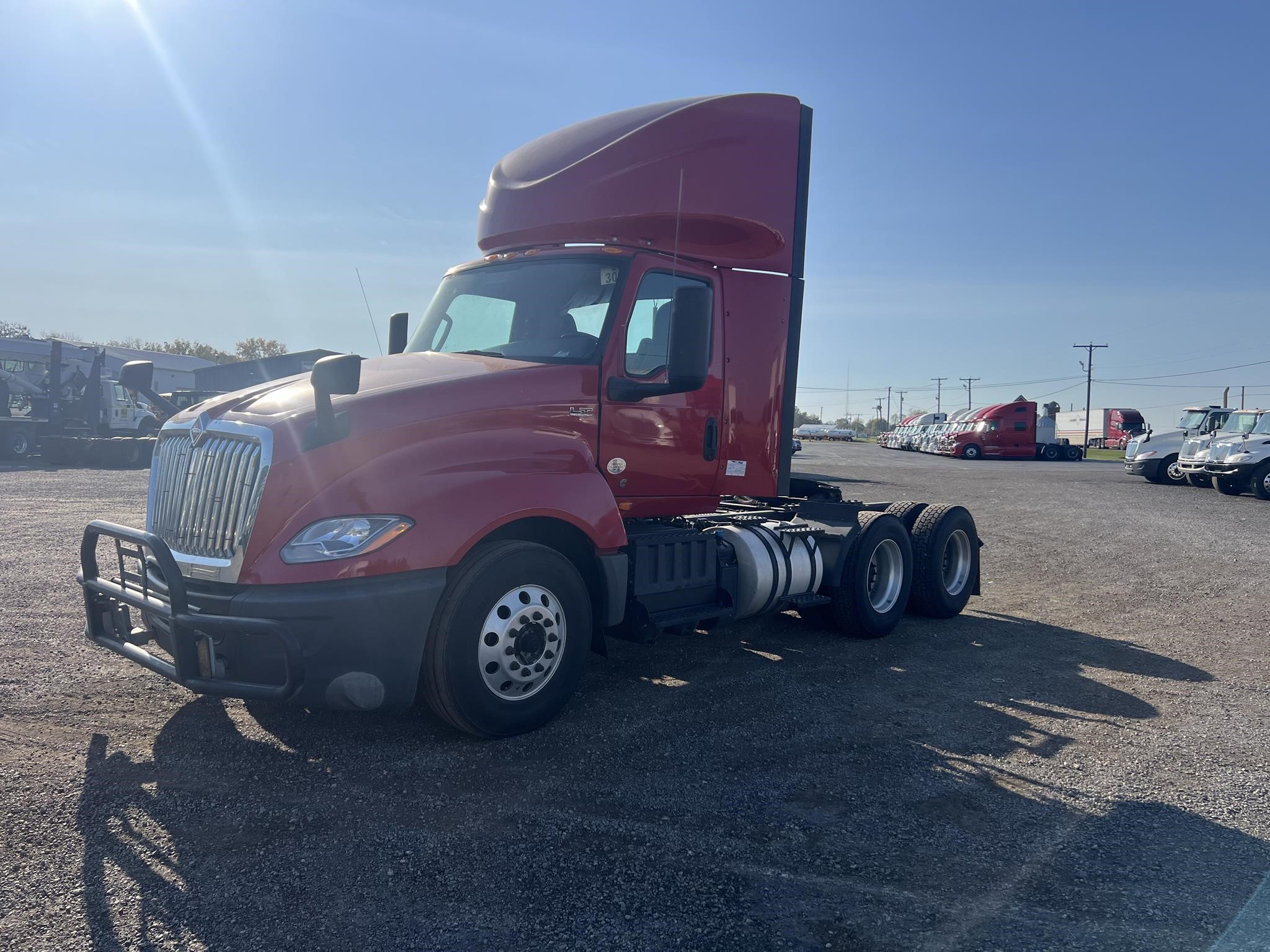 2019 INTERNATIONAL LT - image 2 of 6