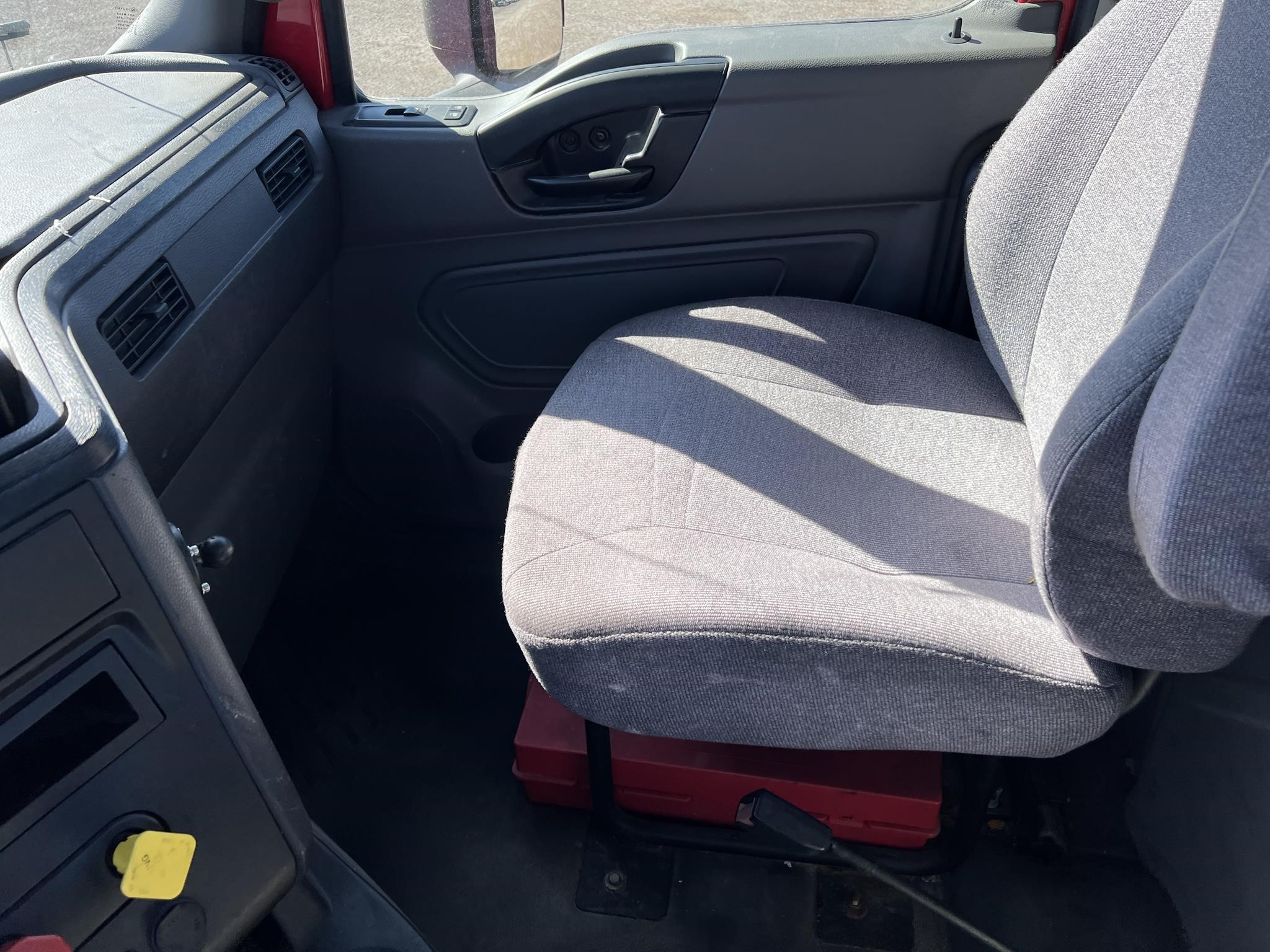 2019 INTERNATIONAL LT - image 6 of 6