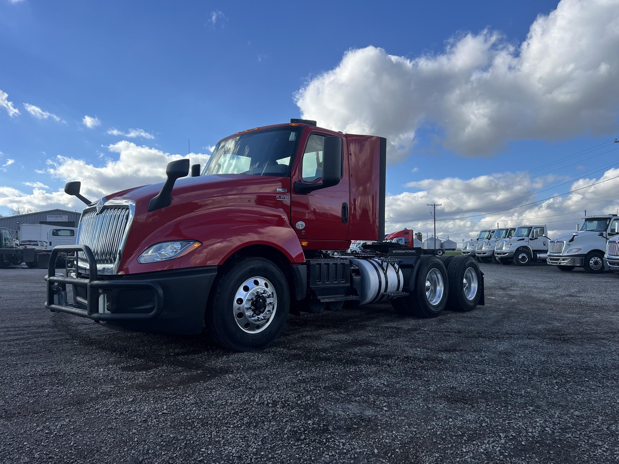 2019 INTERNATIONAL LT - image 2 of 6