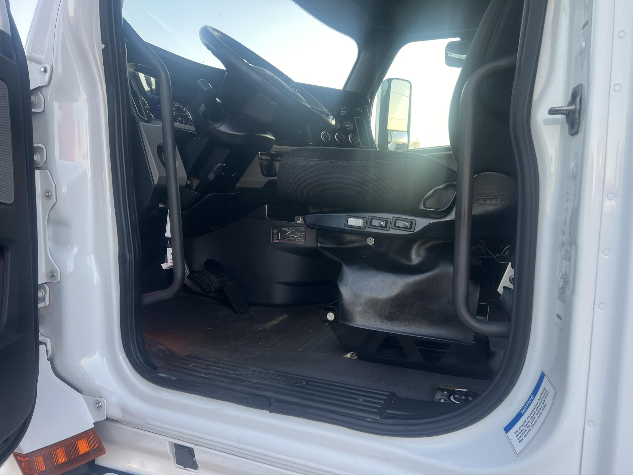 2018 FREIGHTLINER CASCADIA 126 - image 6 of 6