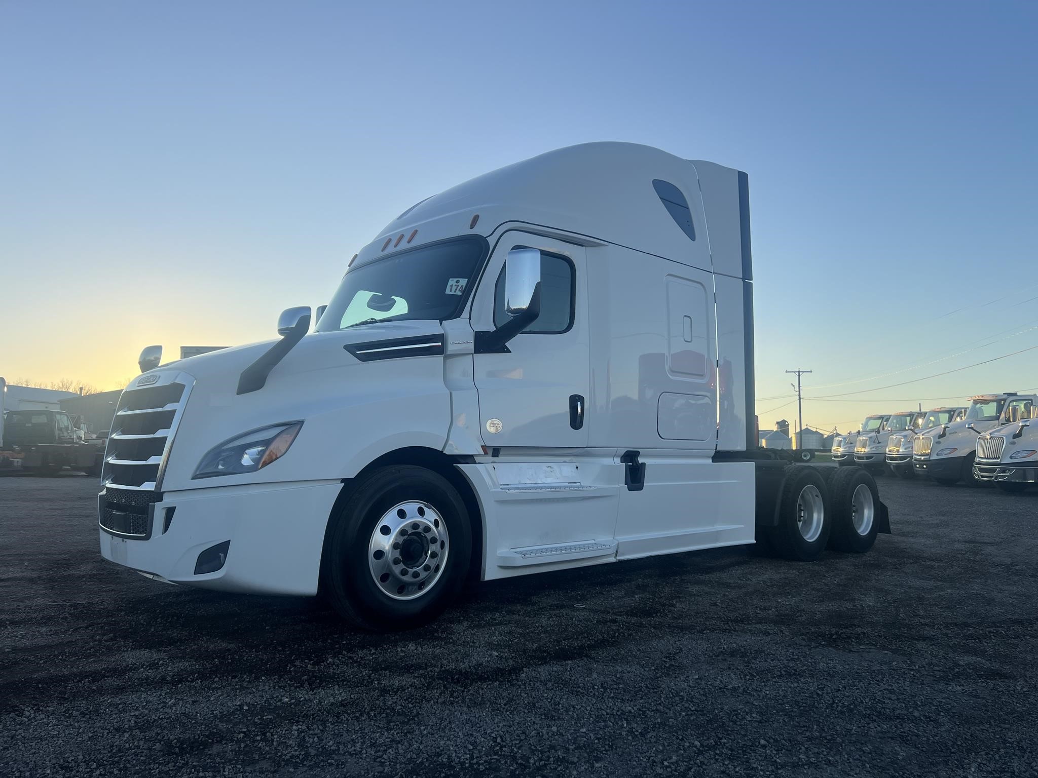 2018 FREIGHTLINER CASCADIA 126 - image 1 of 6