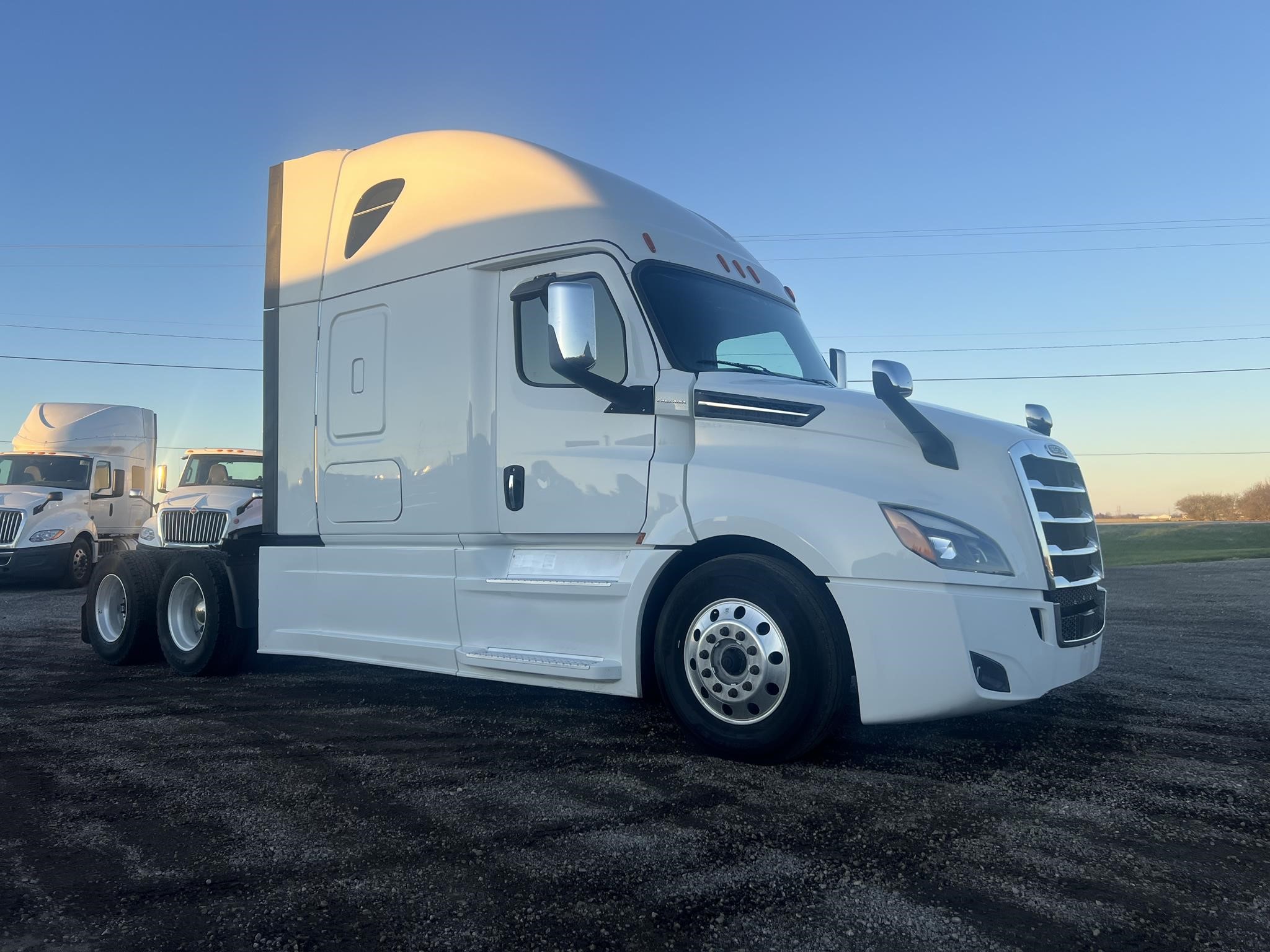 2018 FREIGHTLINER CASCADIA 126 - image 2 of 6