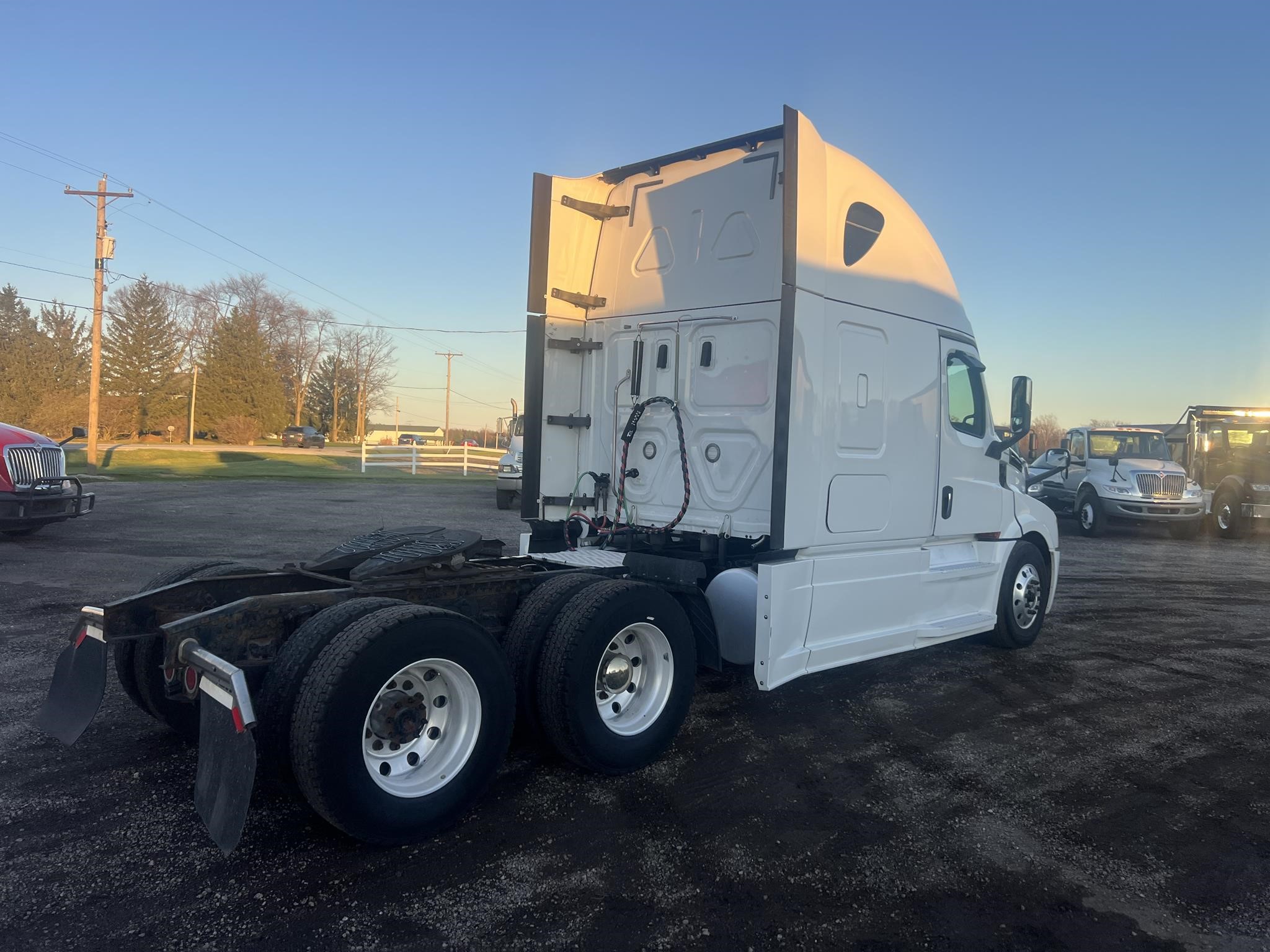 2018 FREIGHTLINER CASCADIA 126 - image 3 of 6