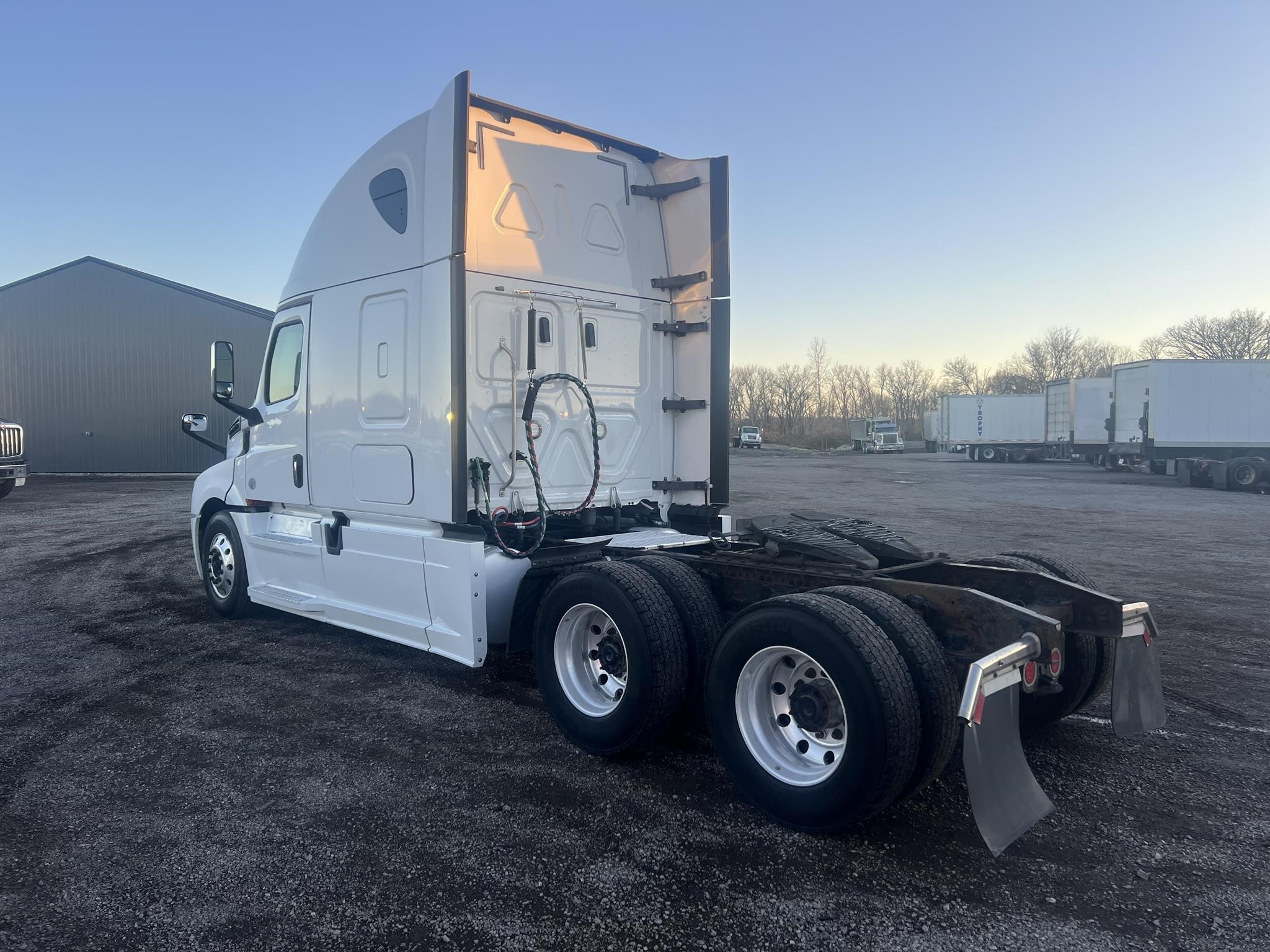 2018 FREIGHTLINER CASCADIA 126 - image 4 of 6