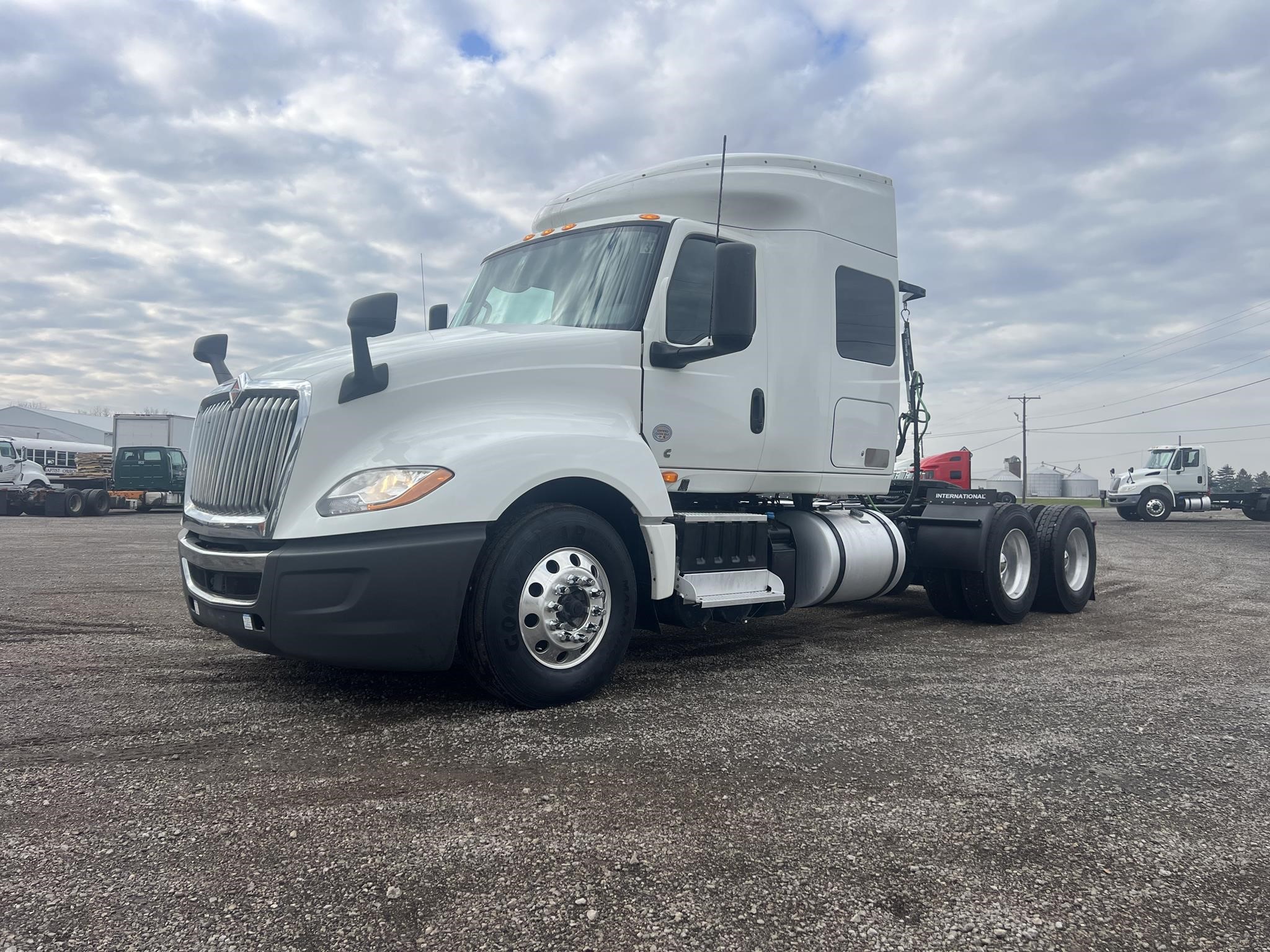 2019 INTERNATIONAL LT - image 2 of 6