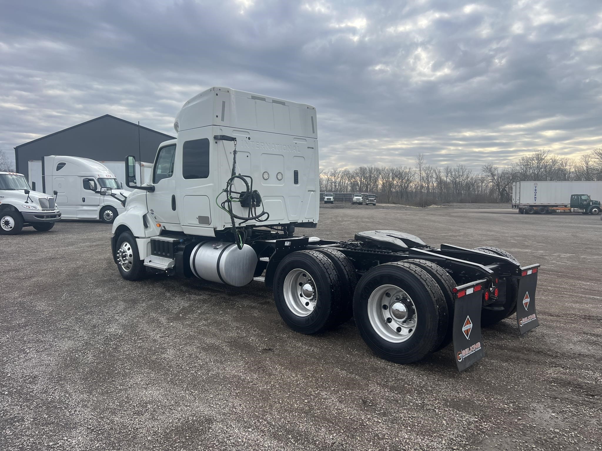 2019 INTERNATIONAL LT - image 4 of 6