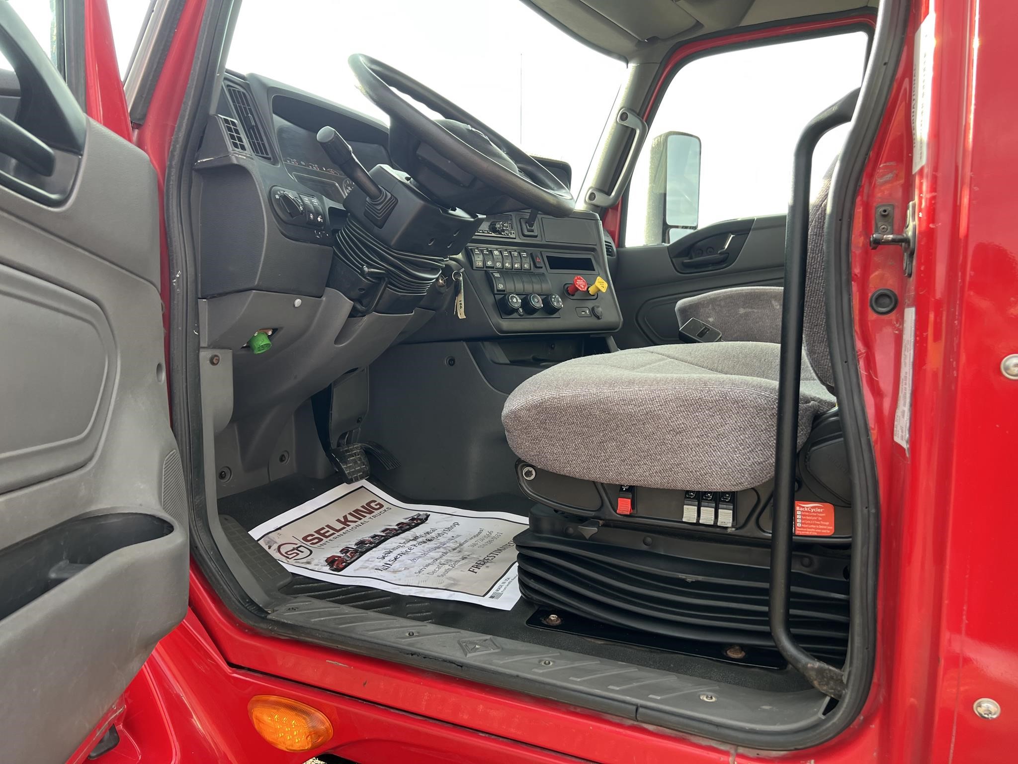 2019 INTERNATIONAL LT - image 6 of 6