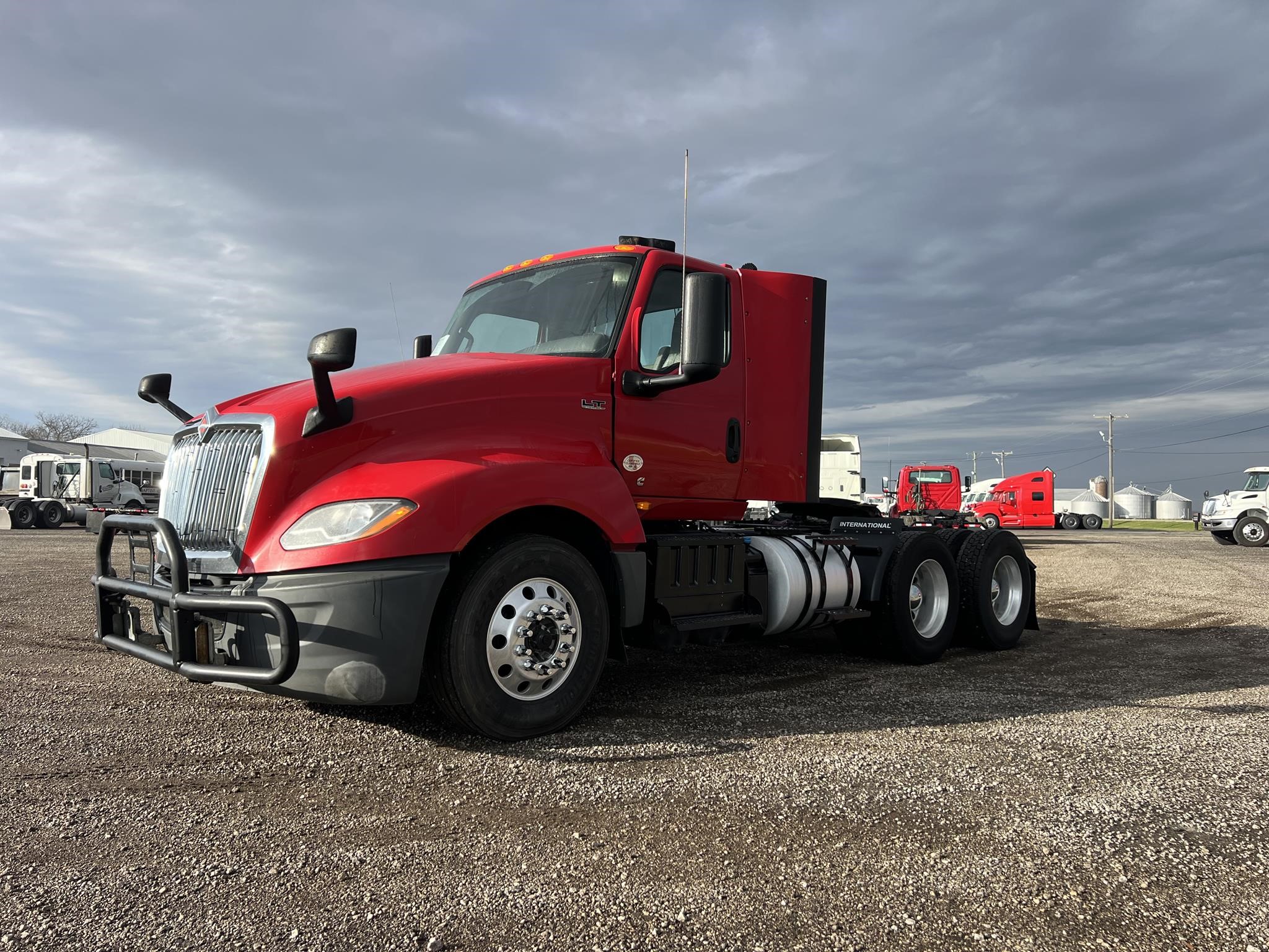 2019 INTERNATIONAL LT - image 1 of 6