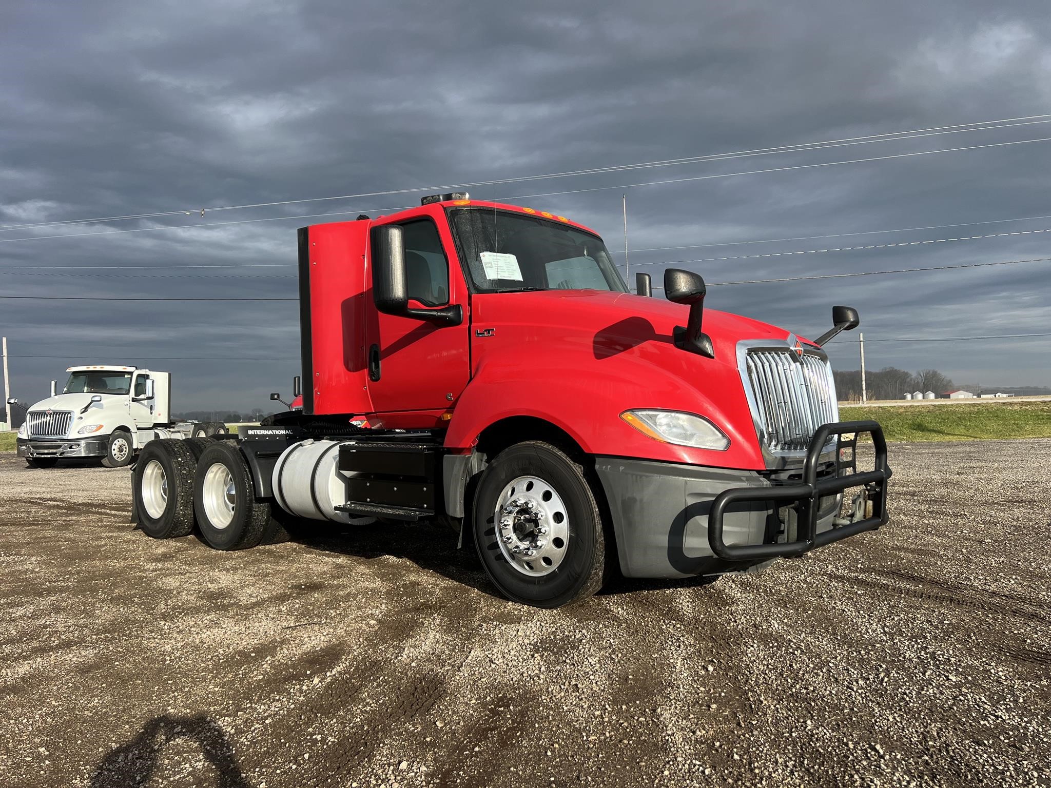 2019 INTERNATIONAL LT - image 2 of 6