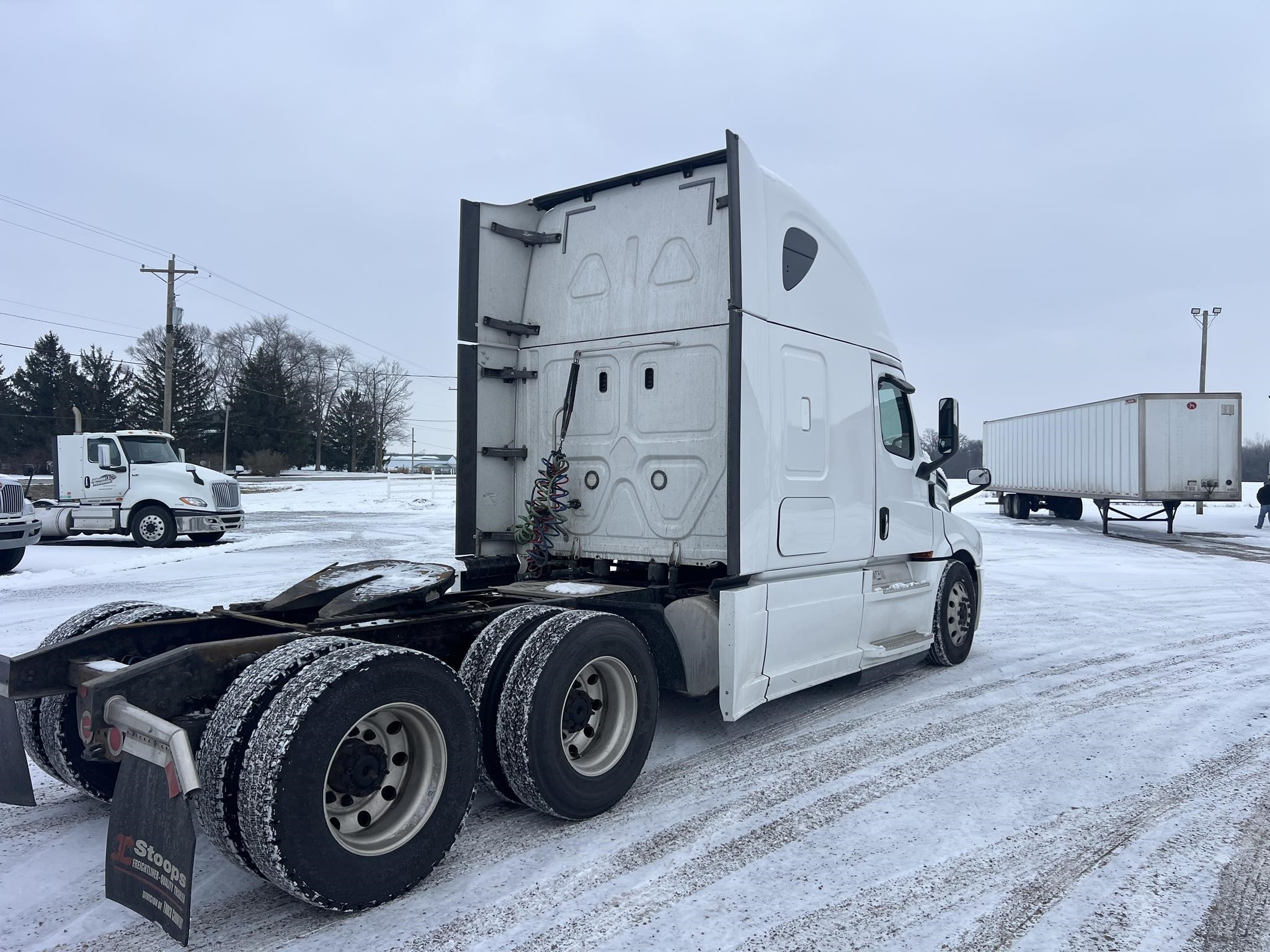 2018 FREIGHTLINER CASCADIA 126 - image 4 of 6