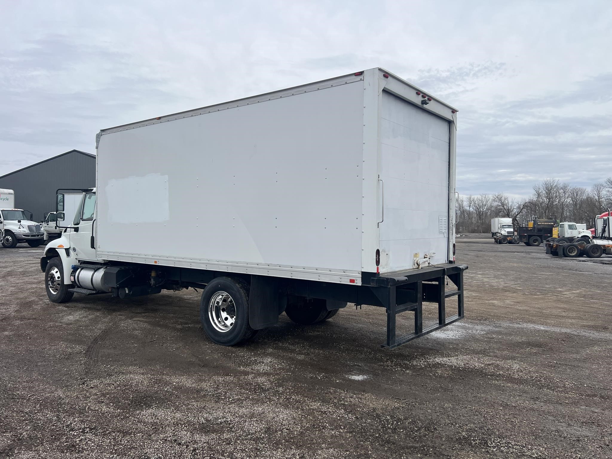 2018 INTERNATIONAL DURASTAR 4300 - image 4 of 6