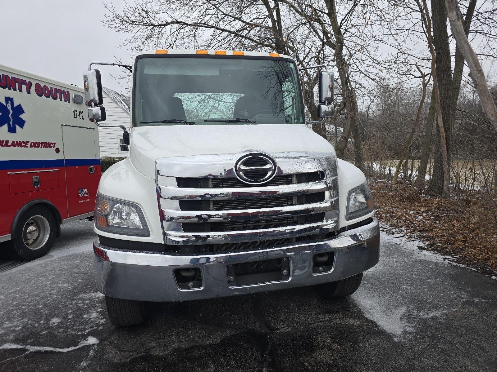 2019 HINO 338 - image 3 of 6