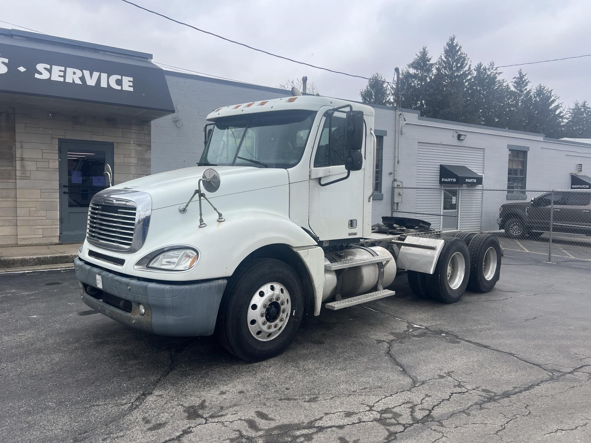 2004 FREIGHTLINER COLUMBIA 120 - image 1 of 6