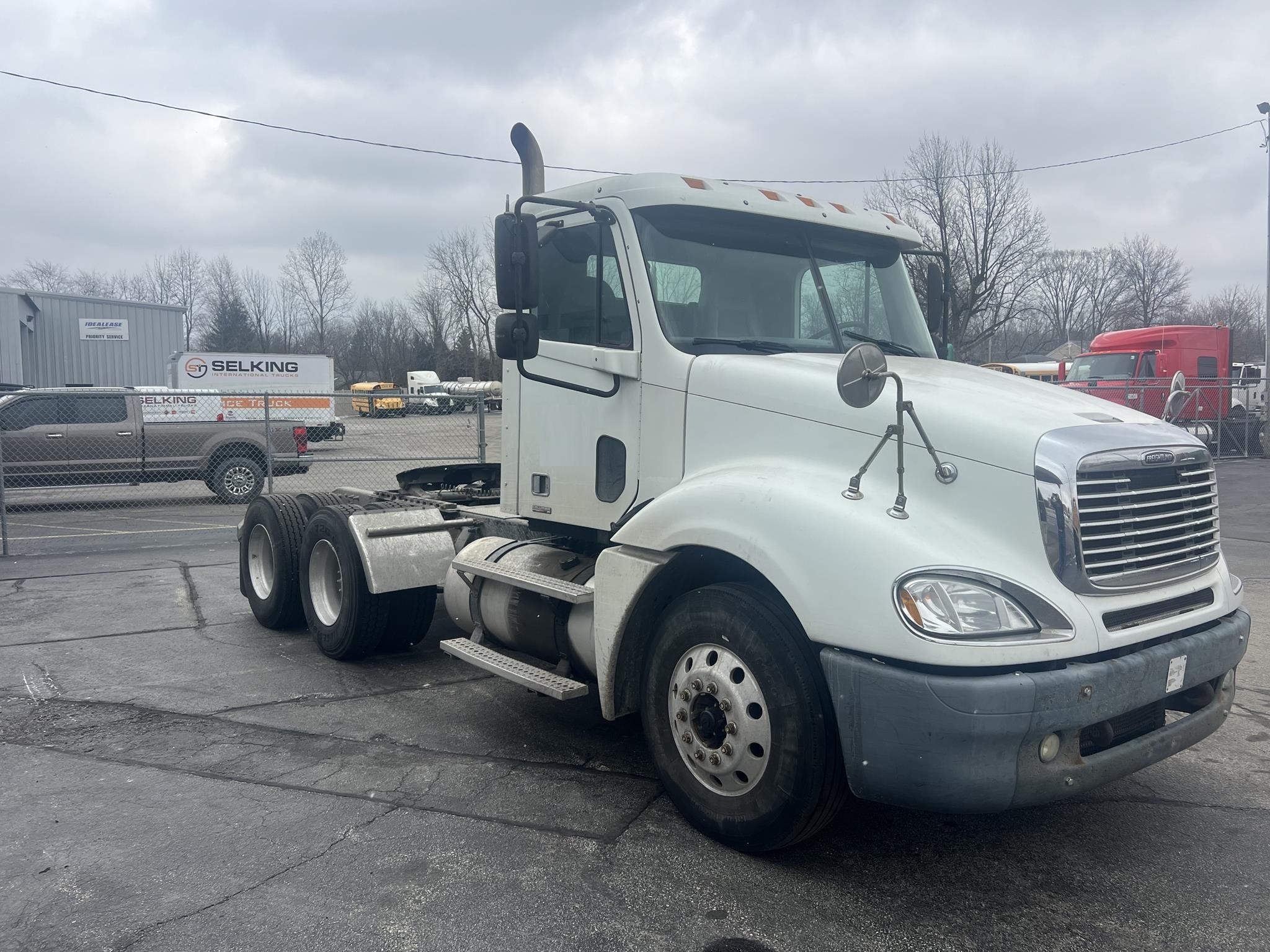 2004 FREIGHTLINER COLUMBIA 120 - image 2 of 6