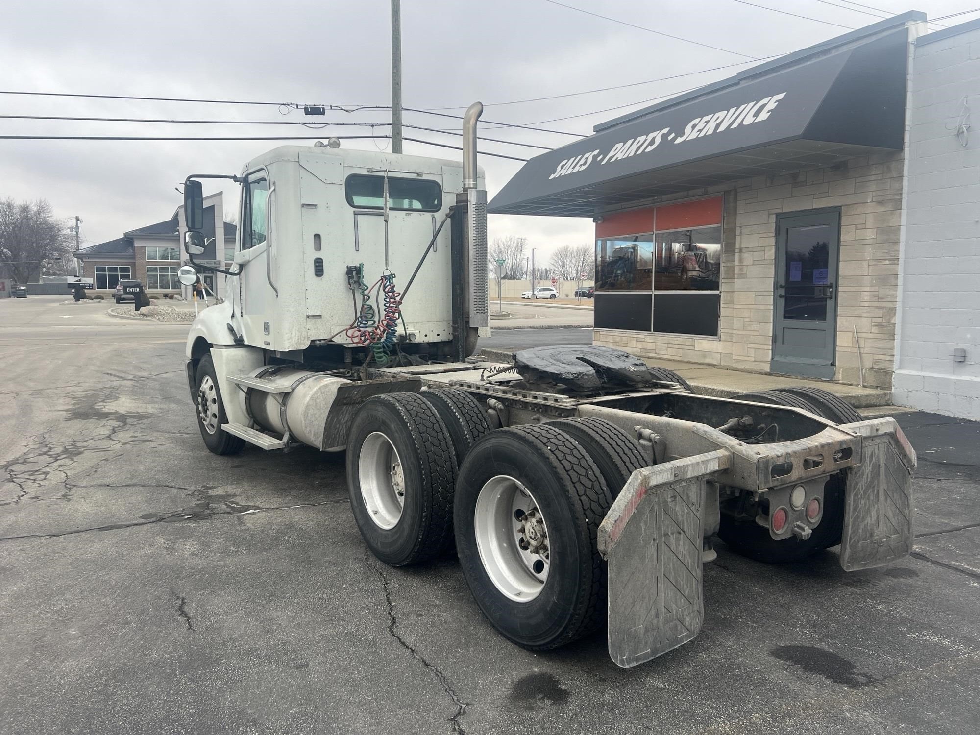 2004 FREIGHTLINER COLUMBIA 120 - image 4 of 6