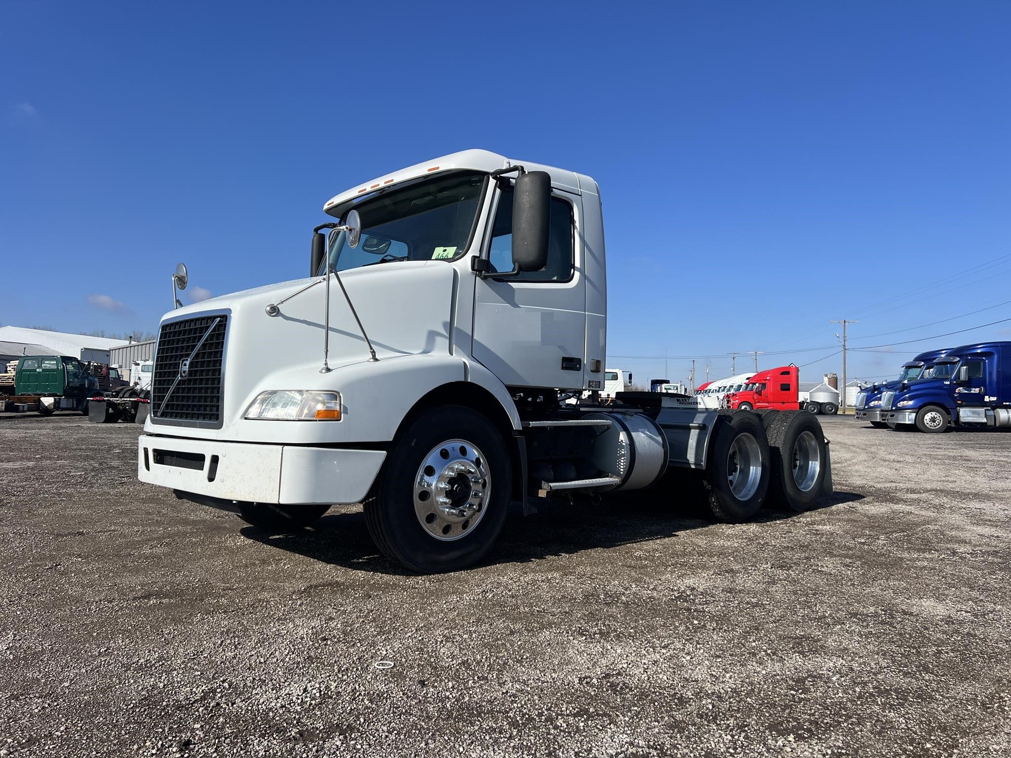 2005 VOLVO VNM64T200 - image 2 of 6