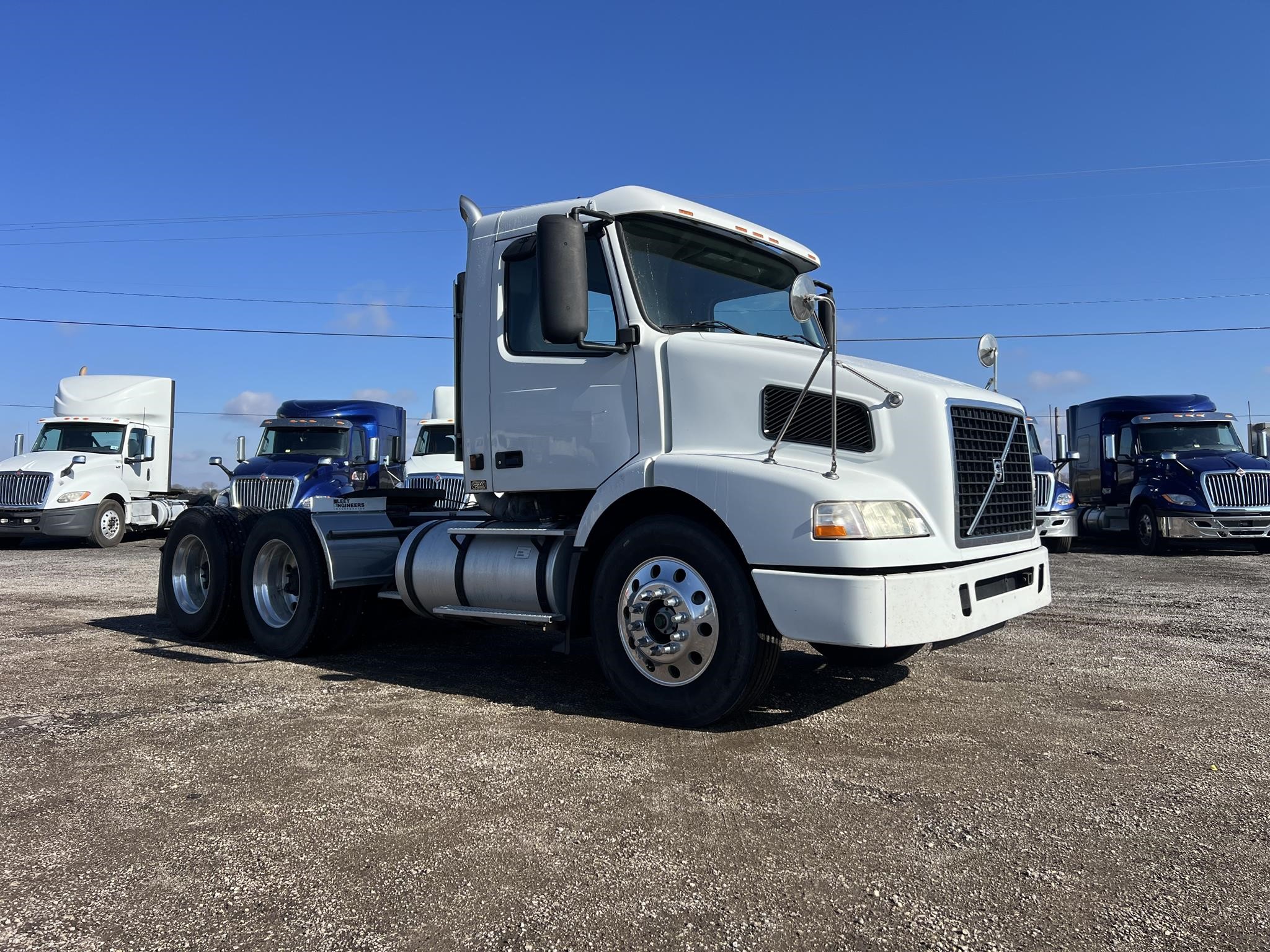 2005 VOLVO VNM64T200 - image 1 of 6